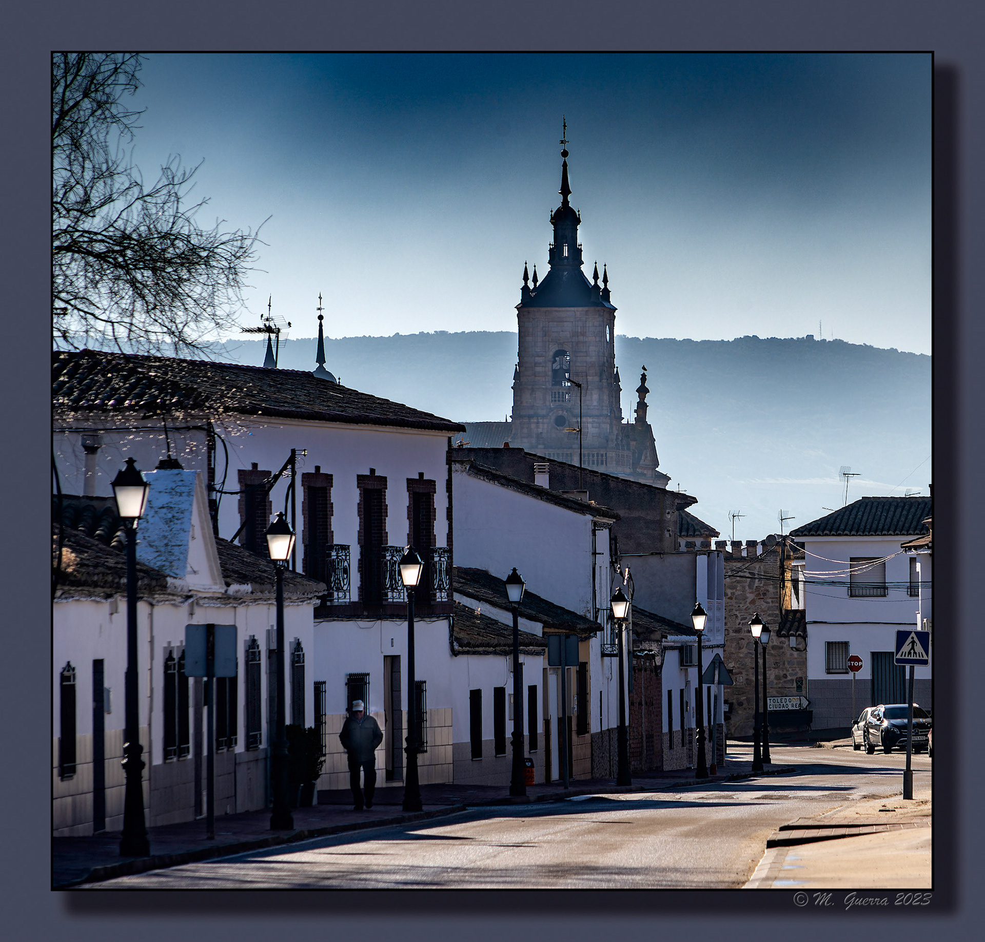 Avenida con farolas a la entrada de Orgaz