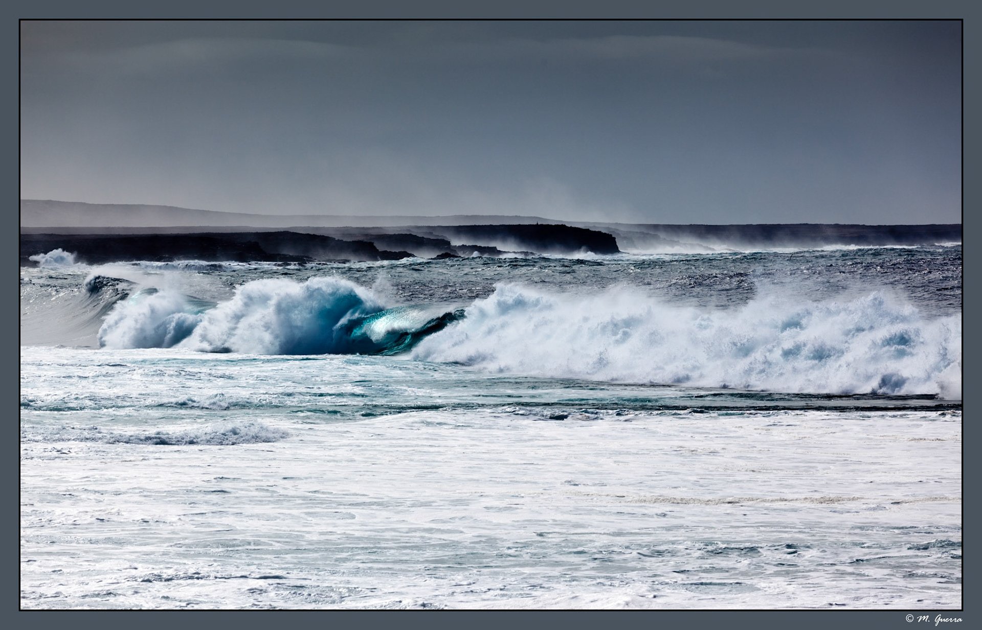 Olas en la costa entre Los Hervideros y las Salinas en Lanzarote. Ampliar