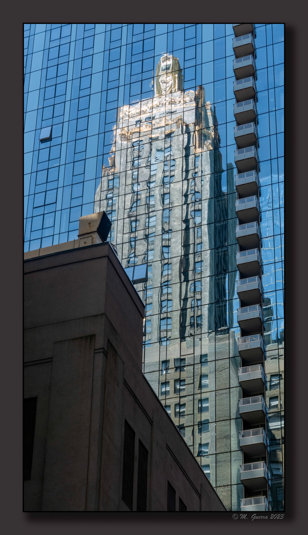 Reflejo en un rascacielos de un edificio histórico de Chicago. 100ASA