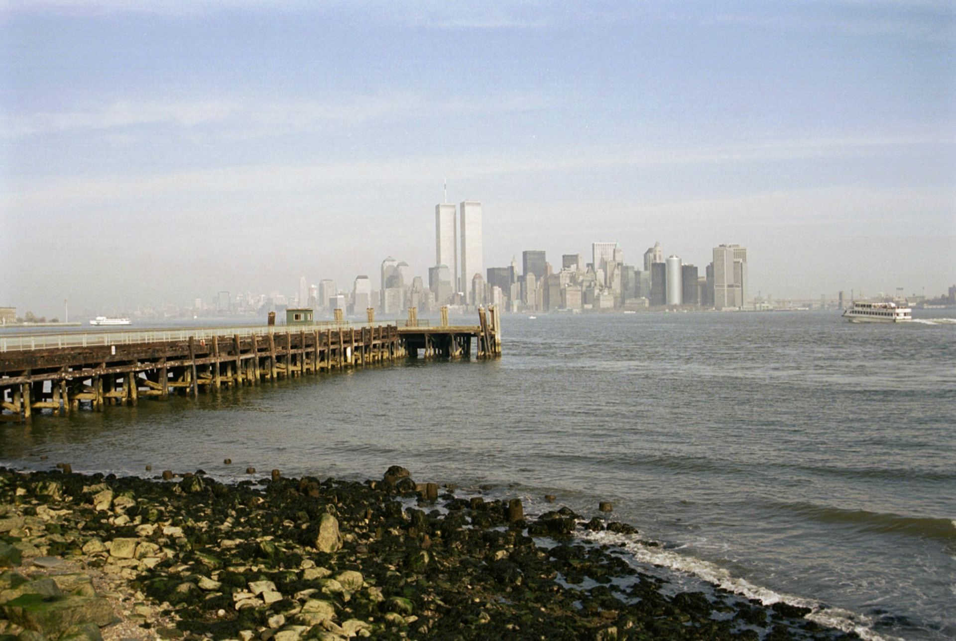 La isla de Manhattann en New York desde un muelle de la estatua de la libertad. Ampliar. 100ASA