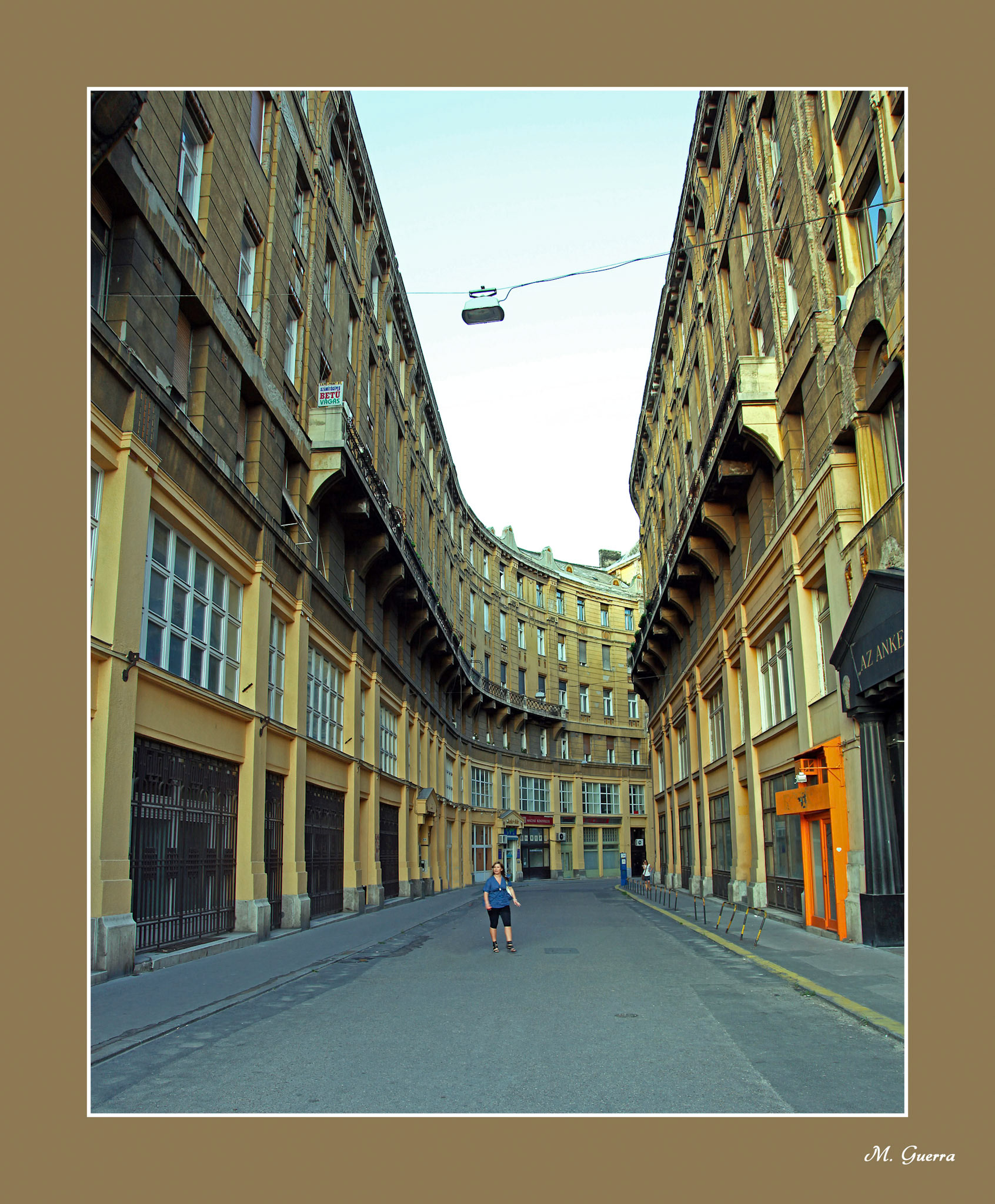 Calle en Budapest. Ampliar. 100ASA