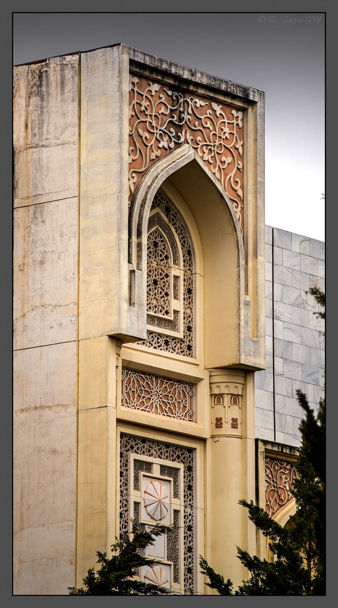 Puerta ornamentada en la mezquita de la M-30