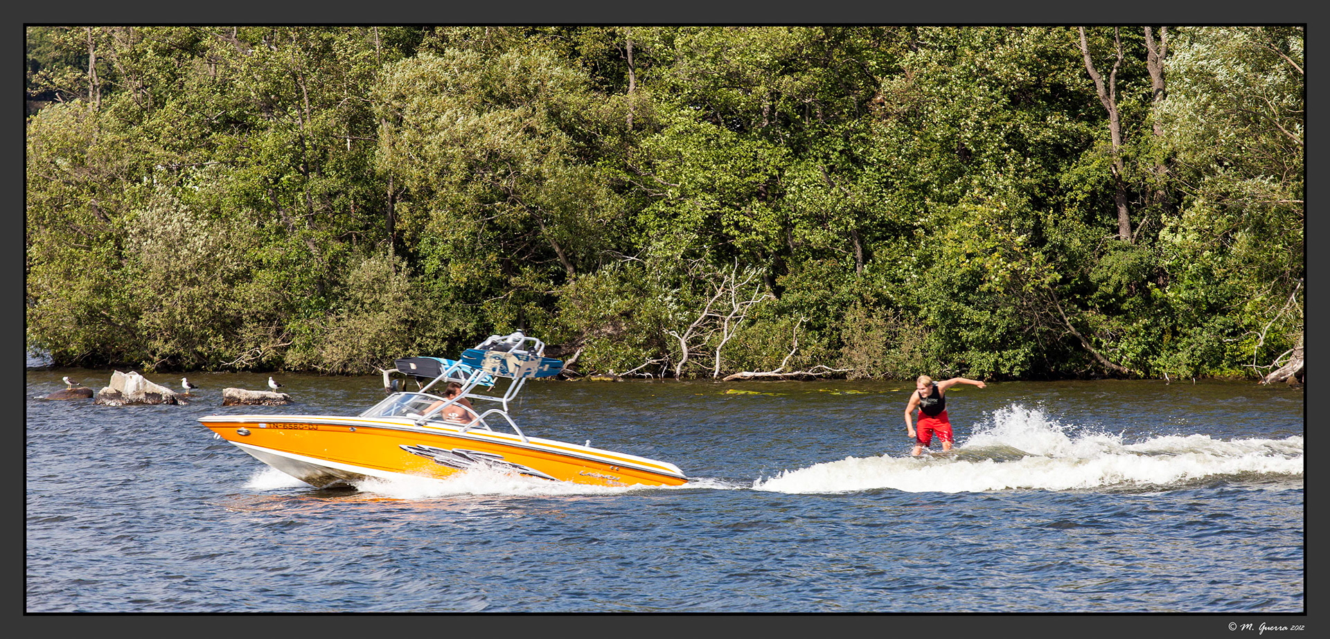 Haciendo surf tras una lancha en el lago Mälaren en Estocolmo. Ampliar