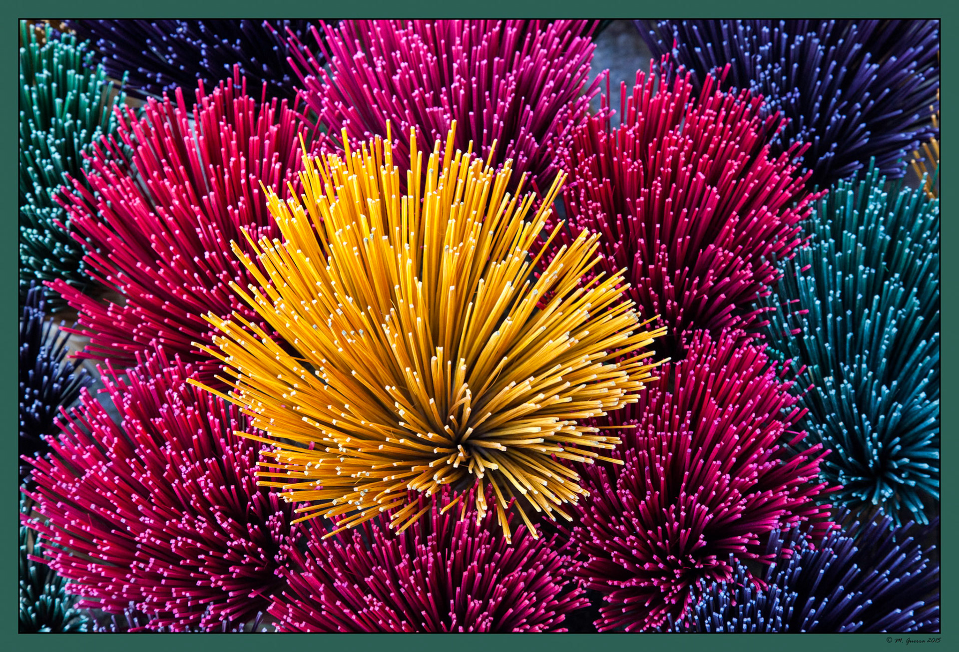 Palos de incienso con forma de flor en un mercadillo de Hue. Ampliar. 100ASA