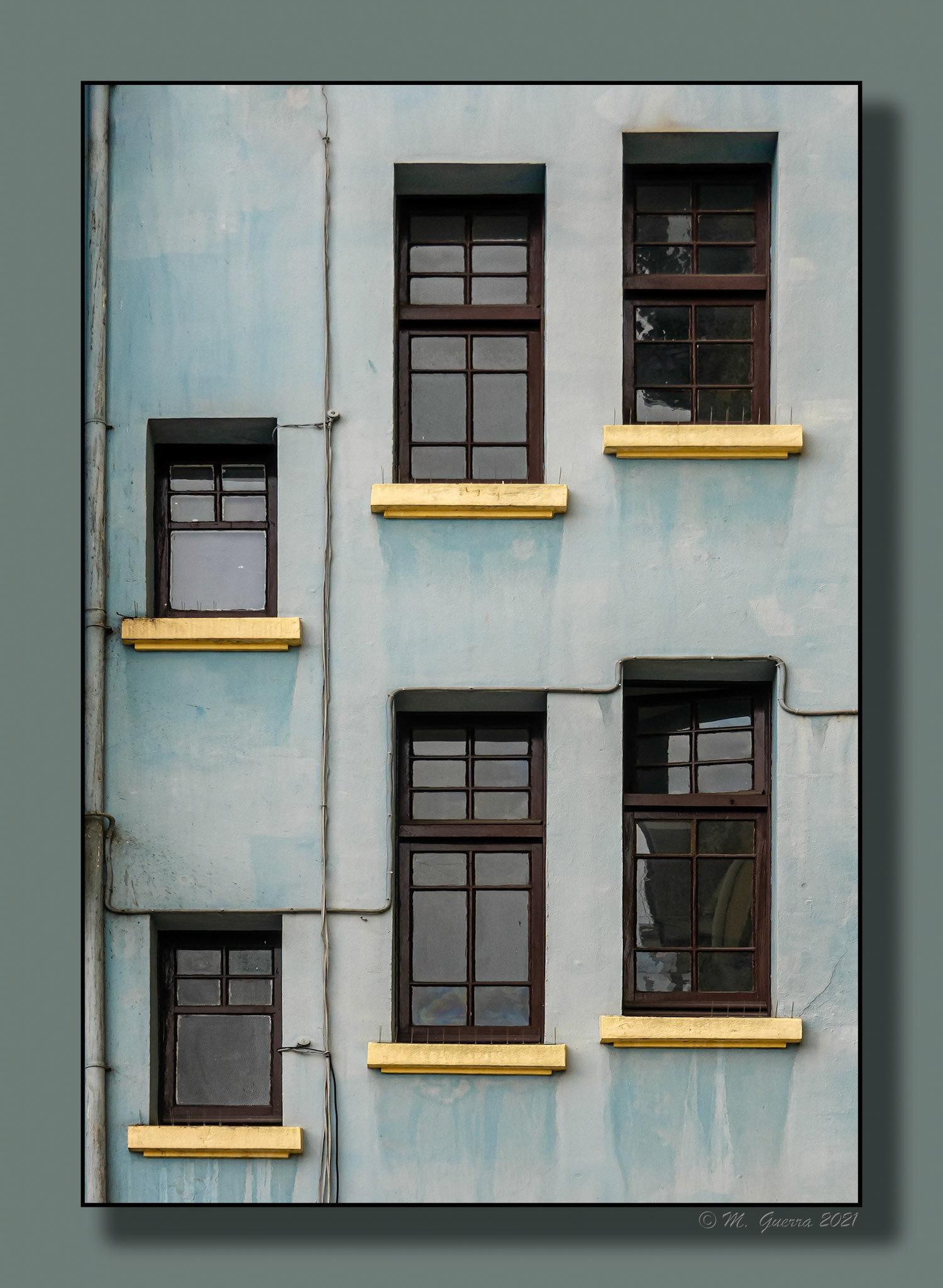 Casa con ventanas siguiendo la subida de la escalera interior en Oviedo. 100ASA