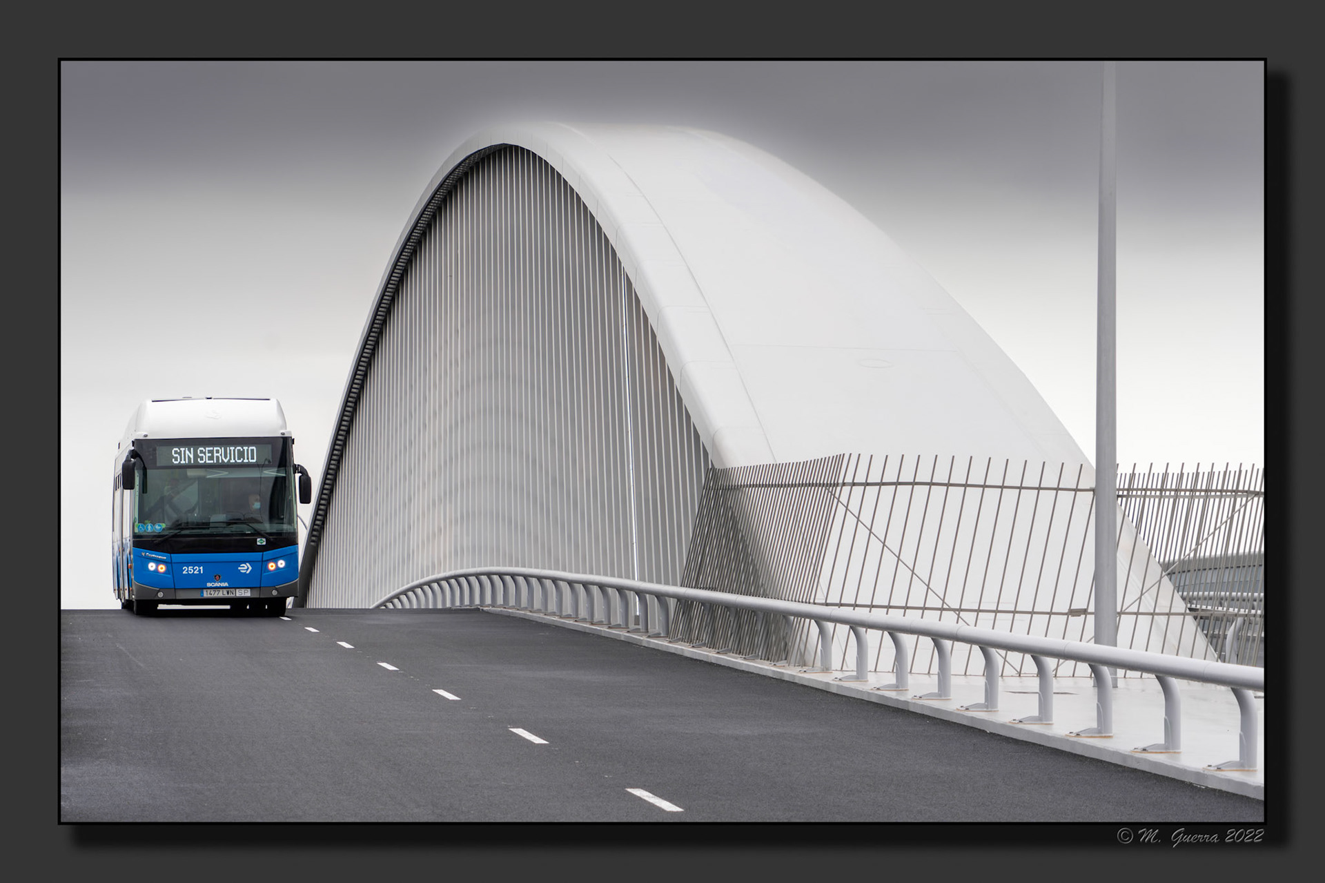 Autobús de prácticas de la EMT al lado del Nuevo puente de acceso a la T4 un día lluvioso. 100ASA