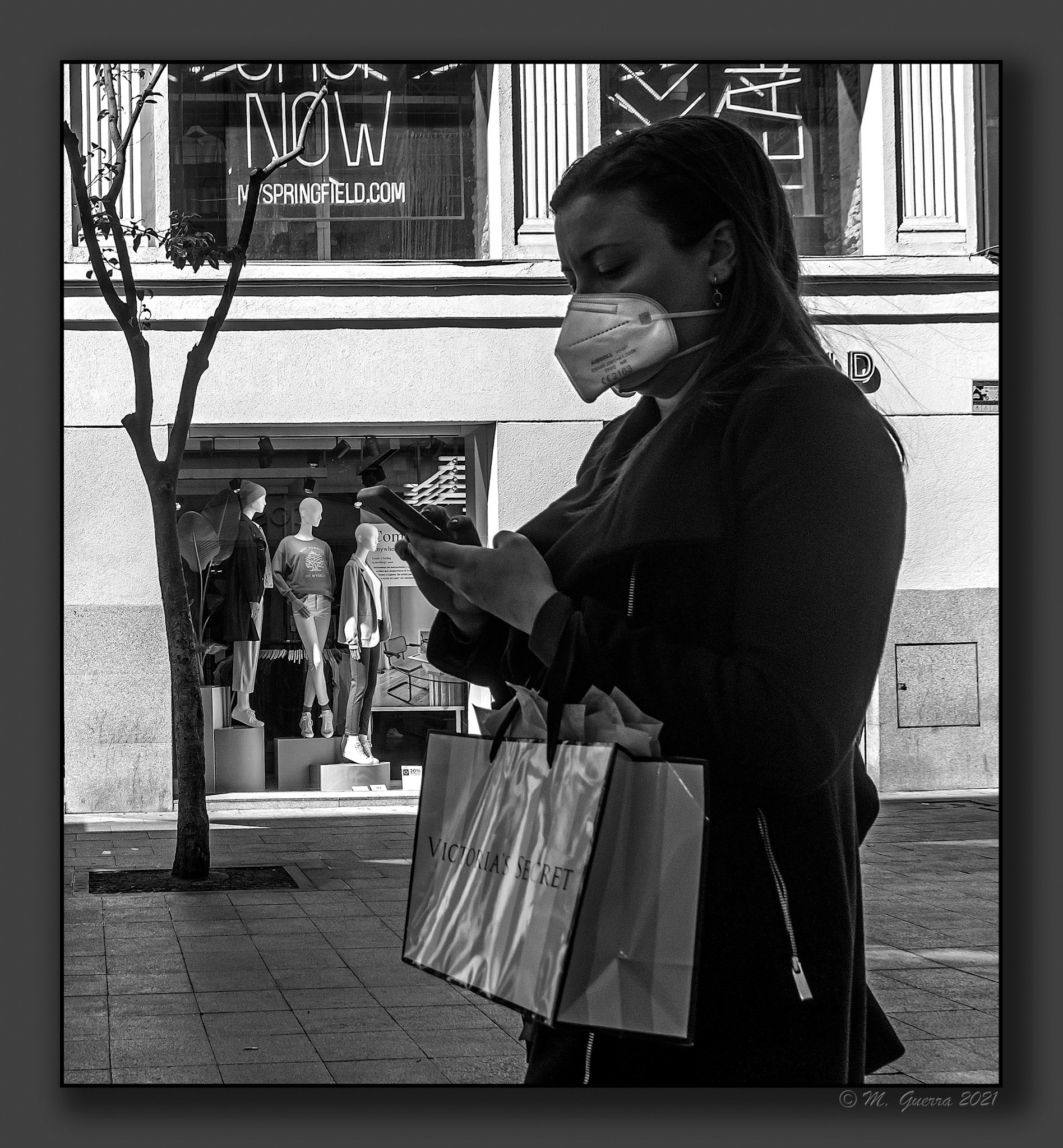 Personas paseando delante de una tienda de Springfield