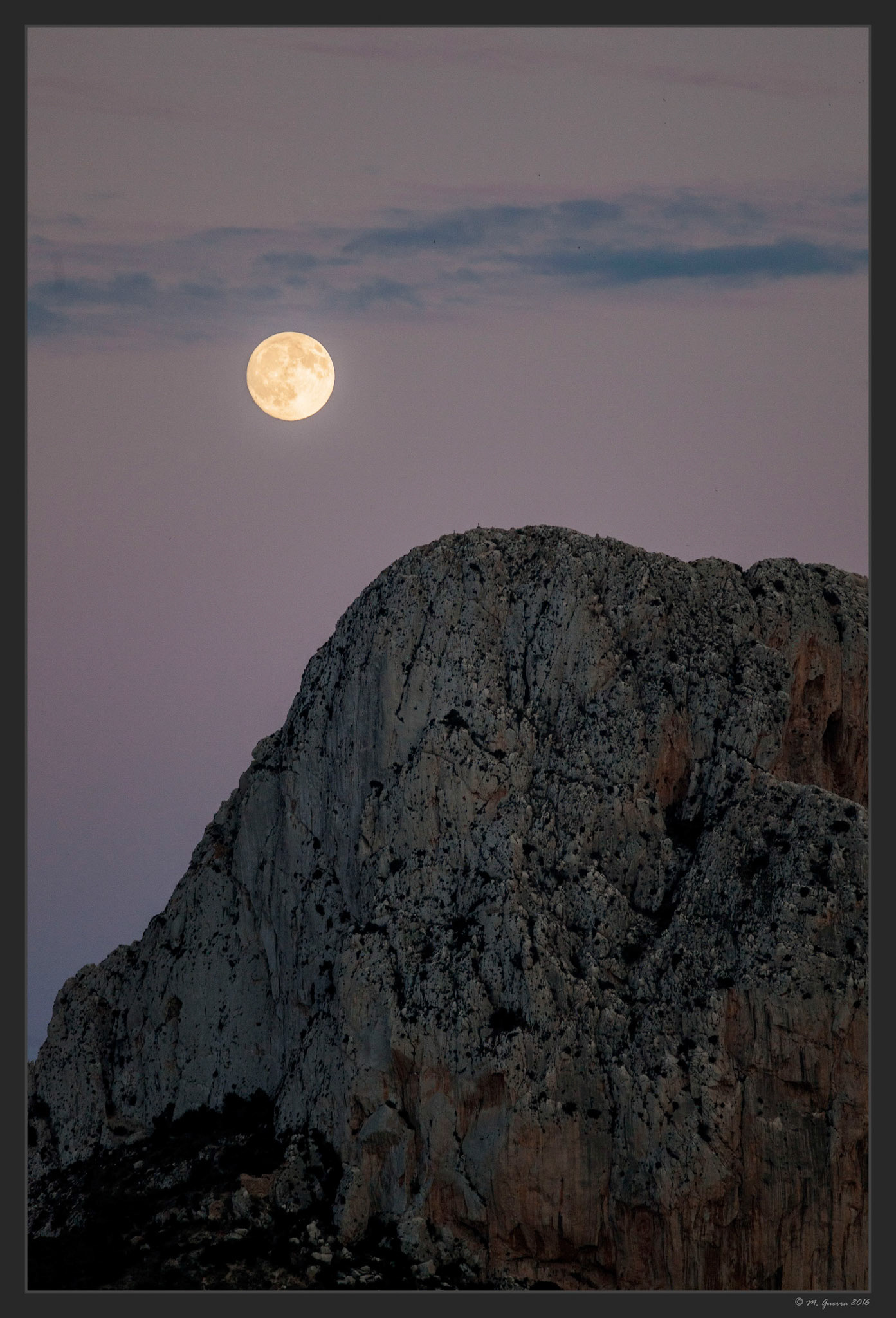 La luna sobre el peñón de Ifach en Calpe. Ampliar
