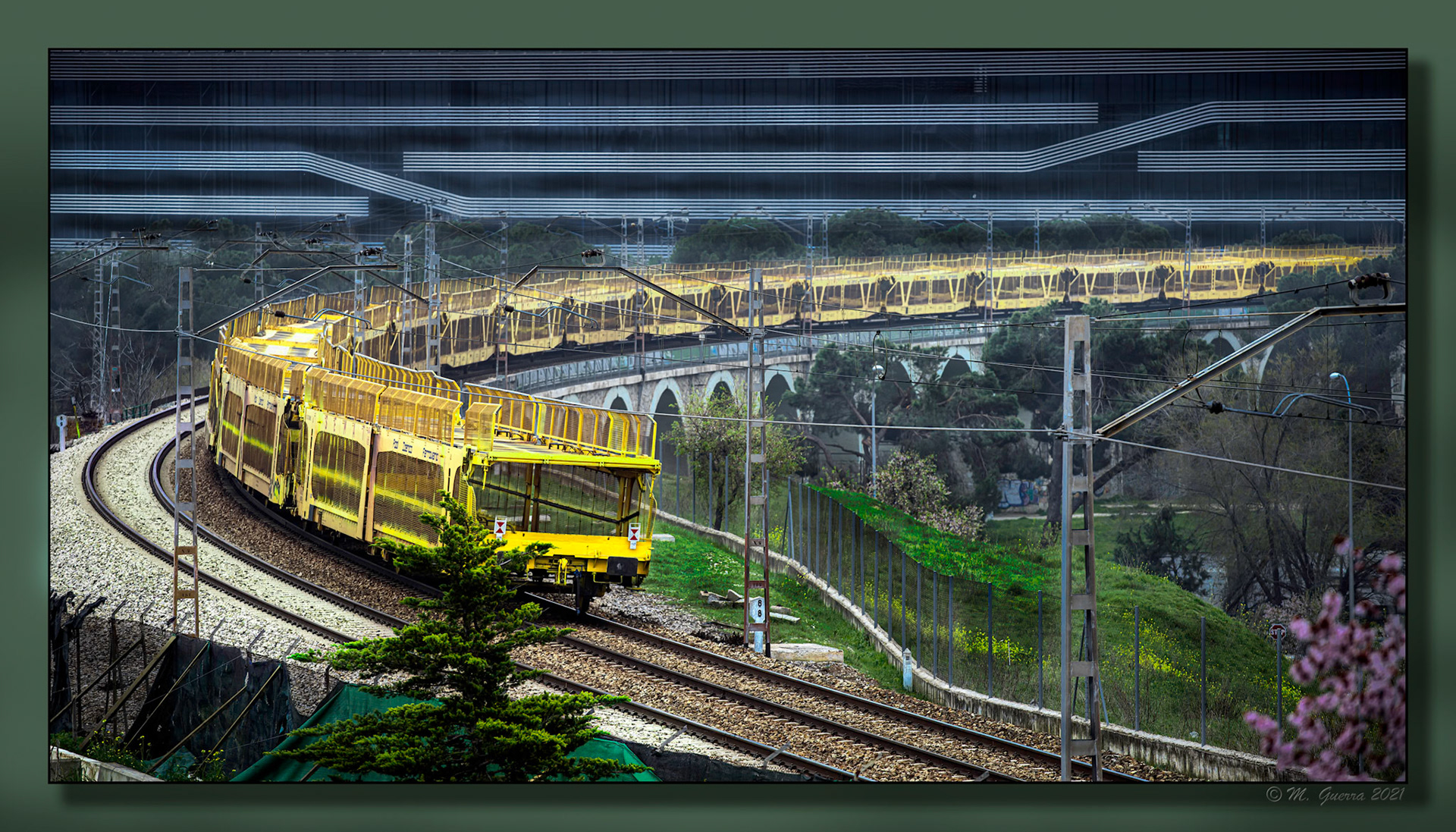 Vías de tren y trenes pasando al lado del parque de Juan Carlos I