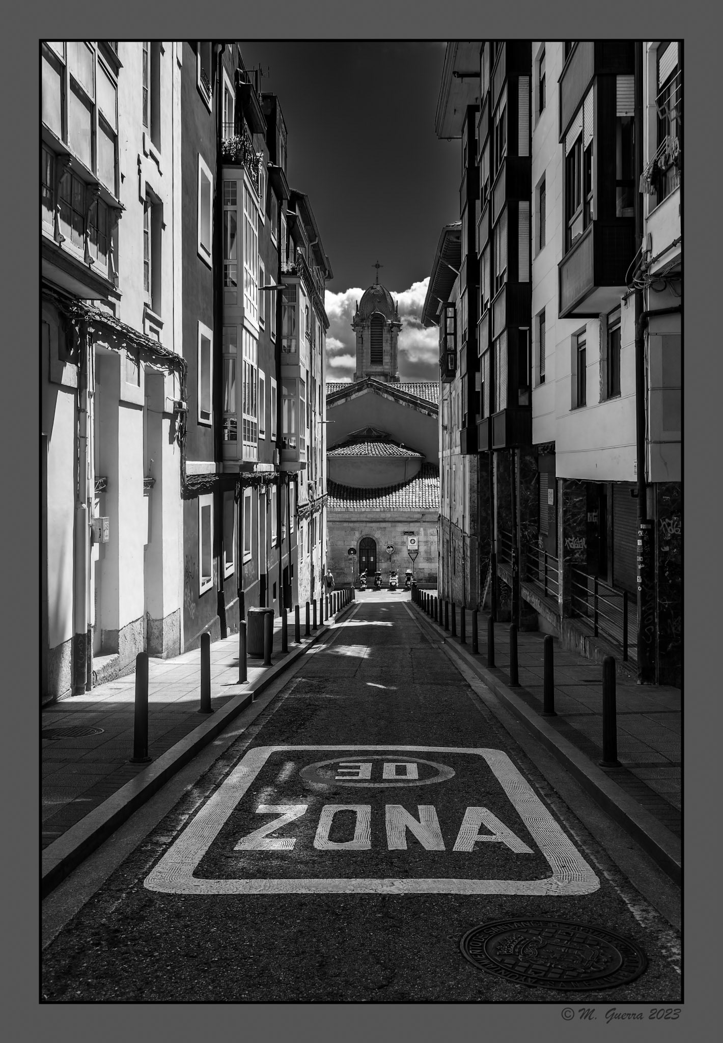 Calleja con una iglesia al fondo en Santander. 100ASA