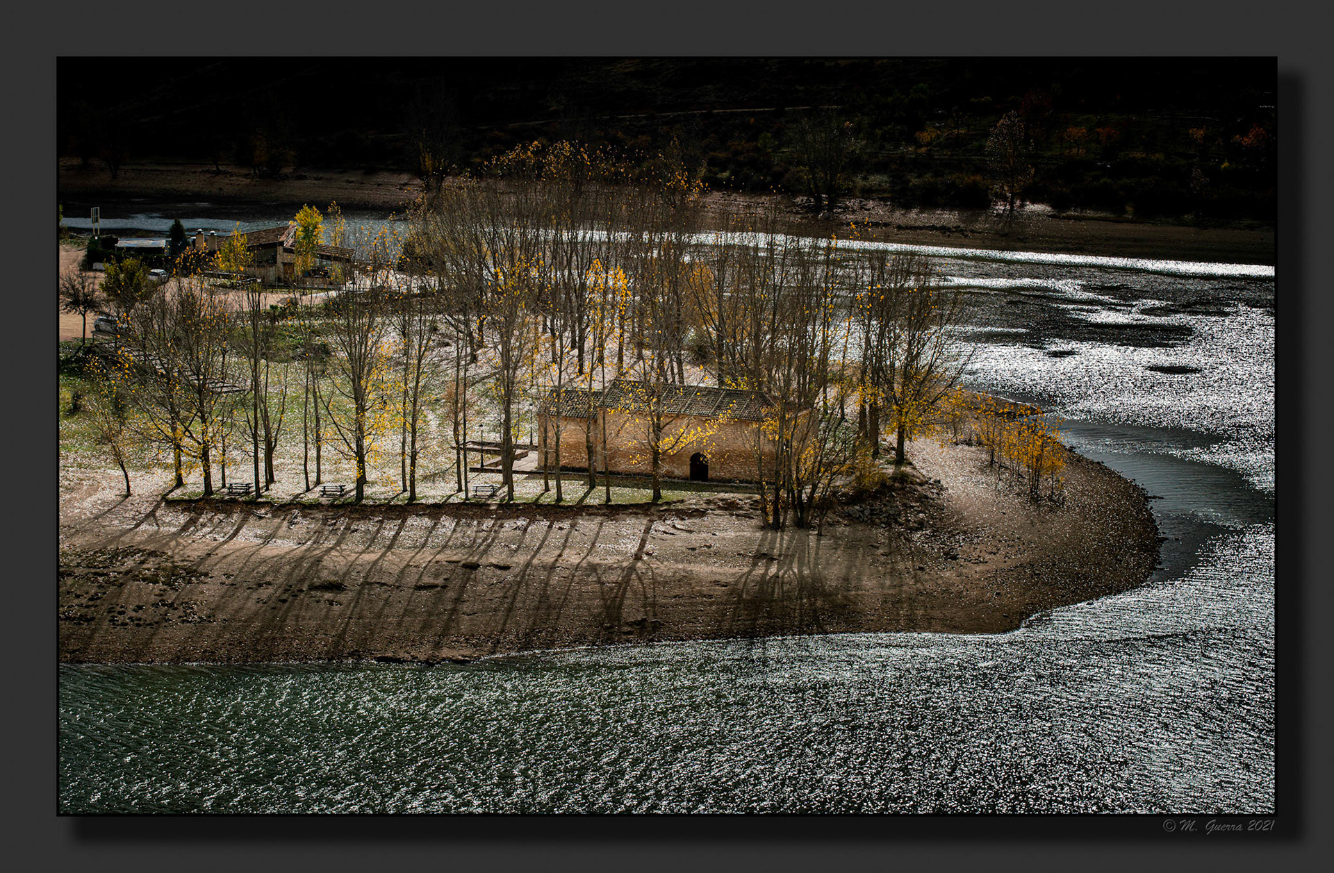 Pequeña ermita en un meandro del embalse del río Riaza