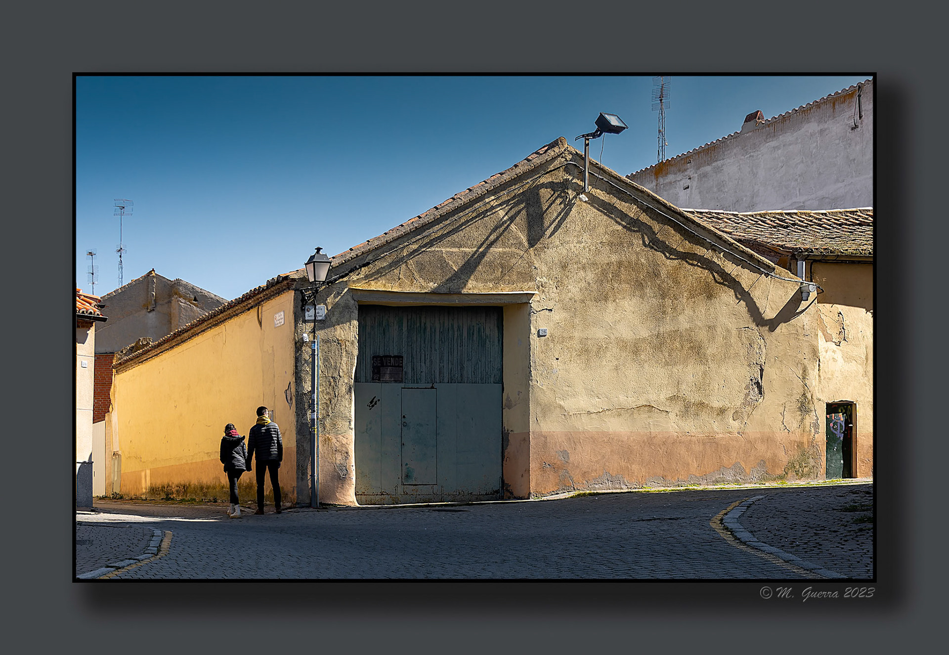 Pareja frente a una casa vieja de Arévalo. 100ASA