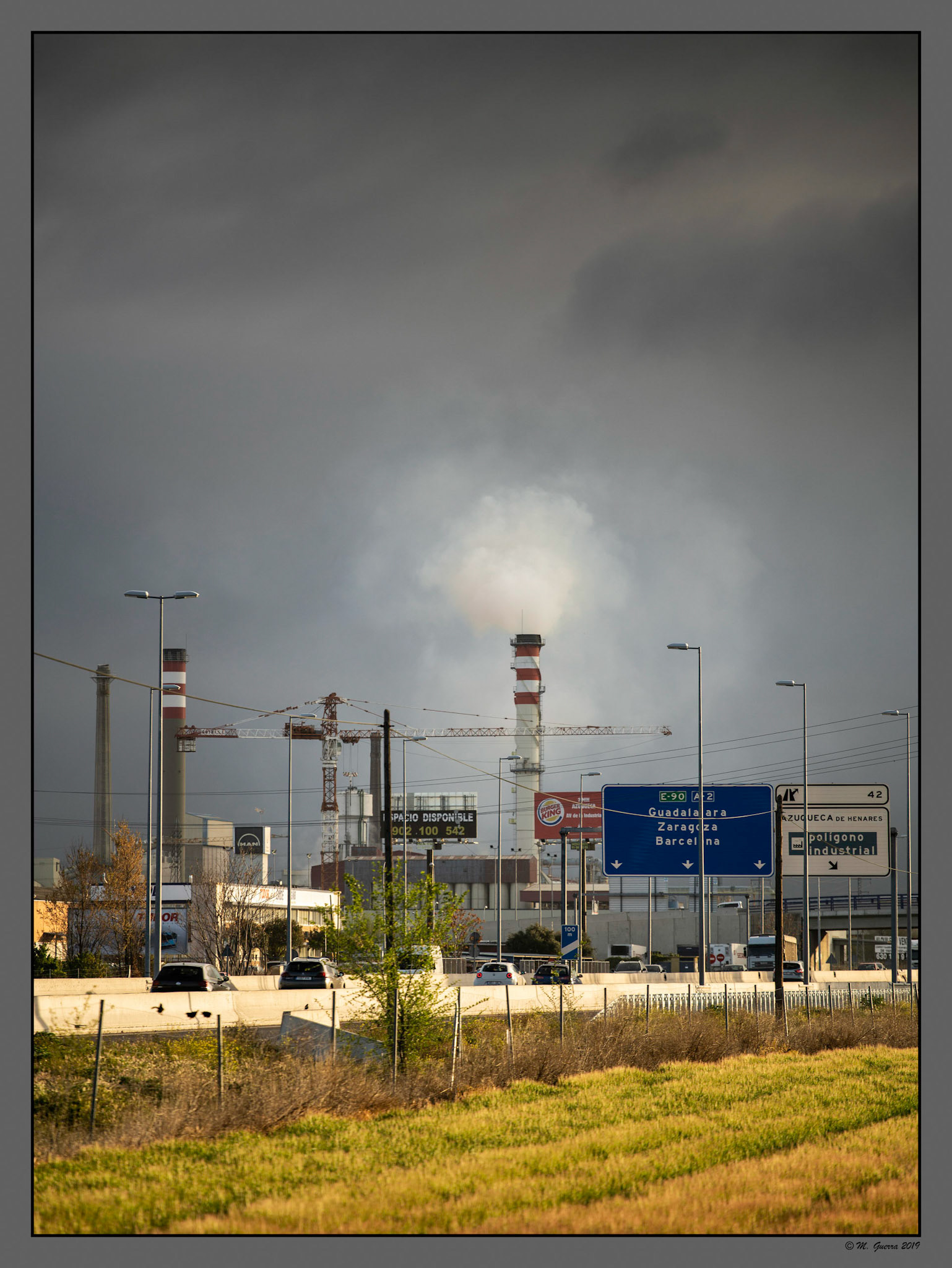 Chimenea con humo en la carretera de Barcelona. Ampliar