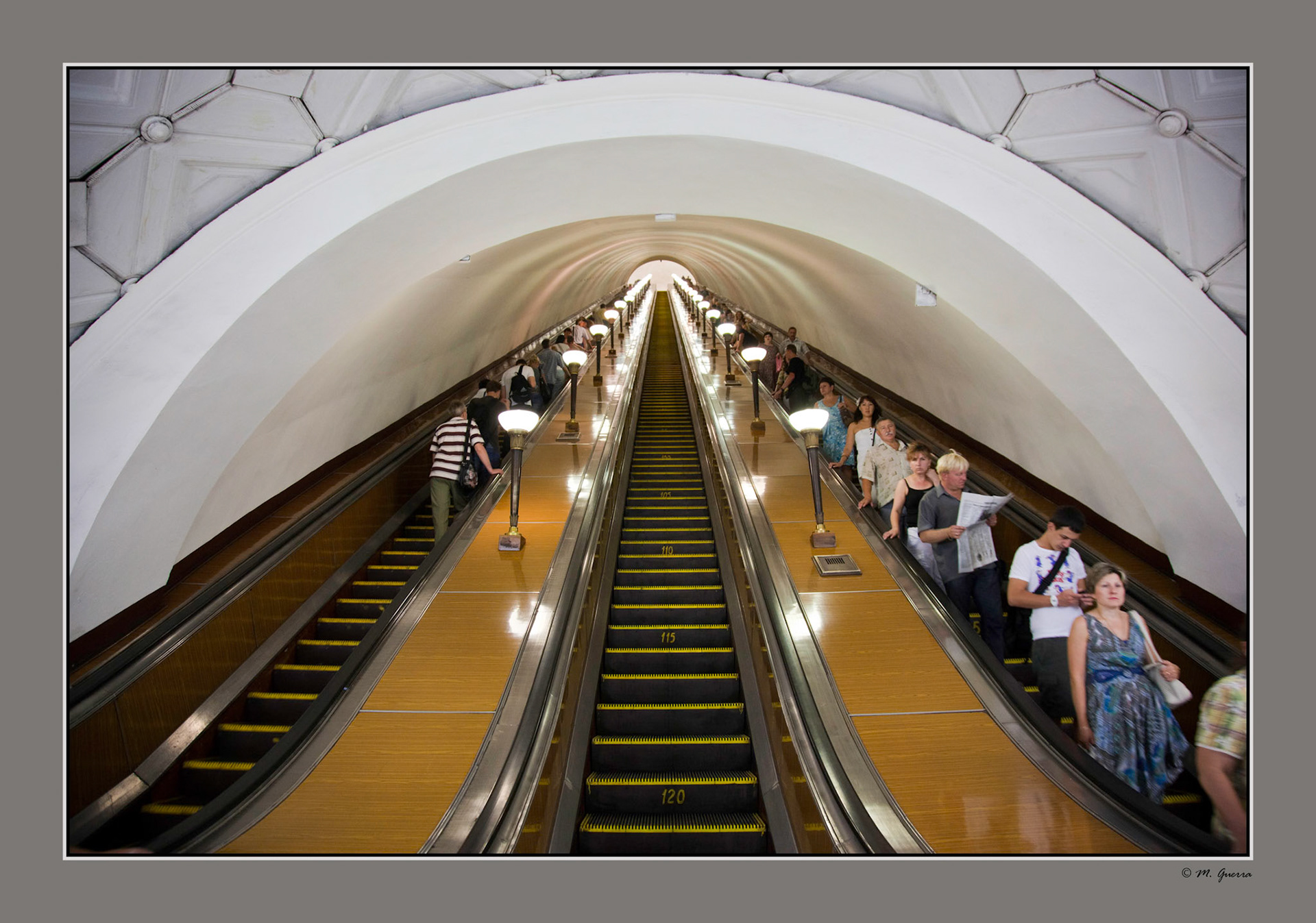 Escaleras mecánicas en el metro de Moscú. Ampliar. 100ASA