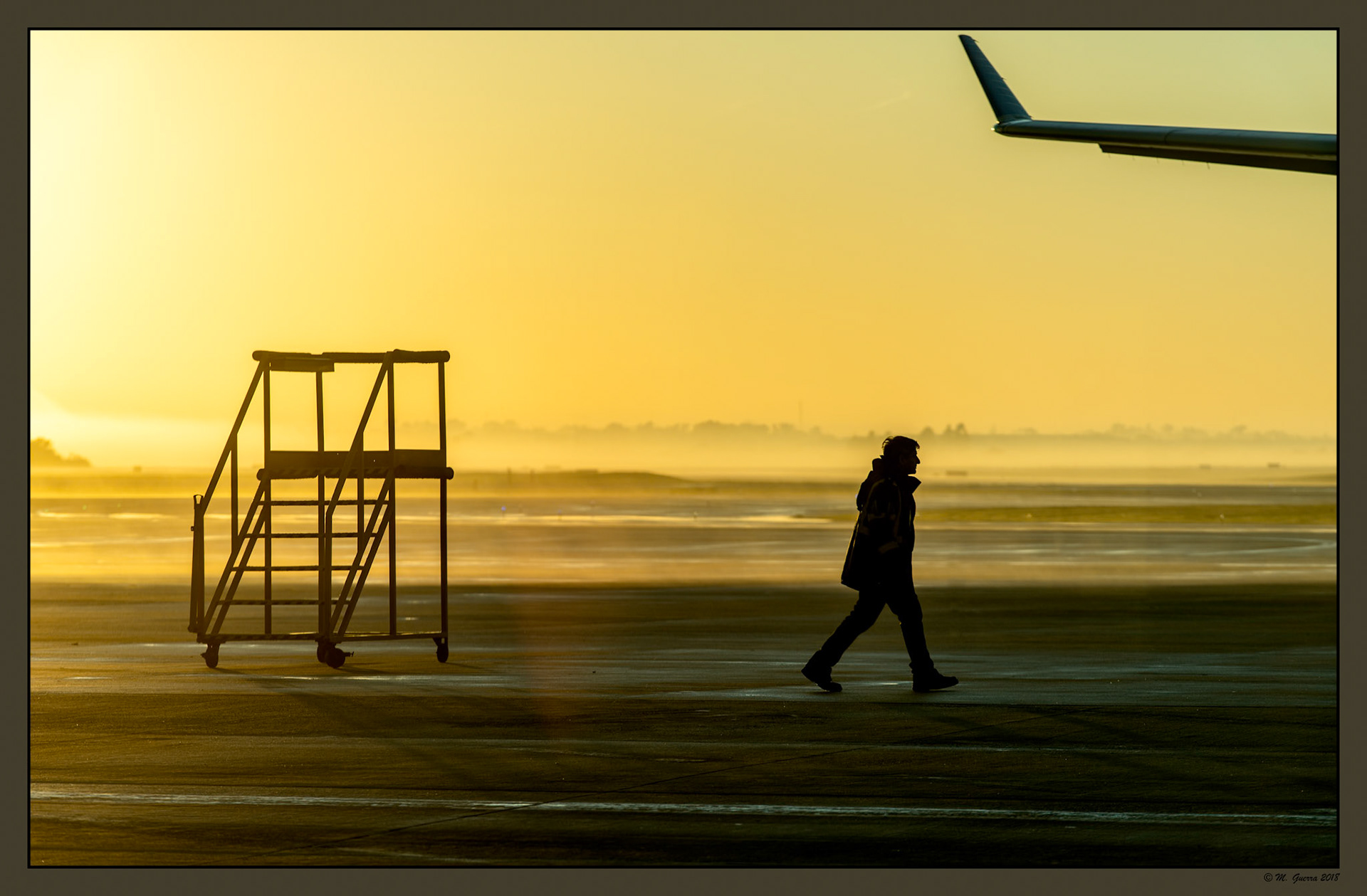 Avión y una persona en un amanecer en el aeropuerto de Ezeiza en Buenos Aires. Ampliar. 100ASA
