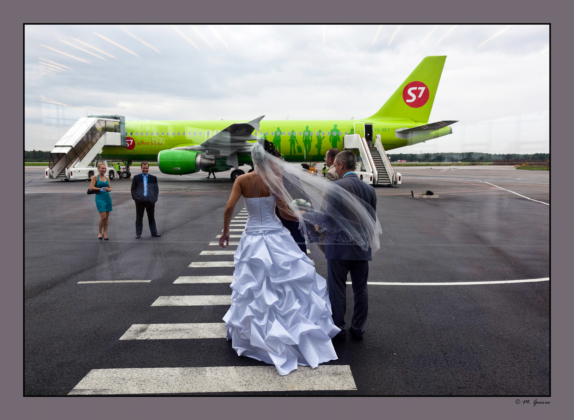 Boda en el aeropuerto de Moscú. Ampliar. 100ASA