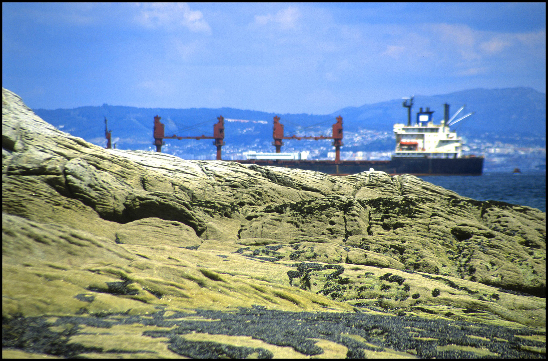 Barco y roca en las Islas Cíes. Ampliar