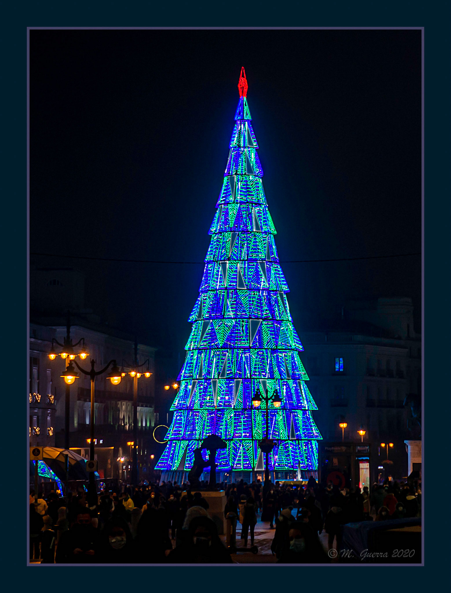 La calle de Alcalá y al fondo, el árbol de Navidad de la puerta del Sol