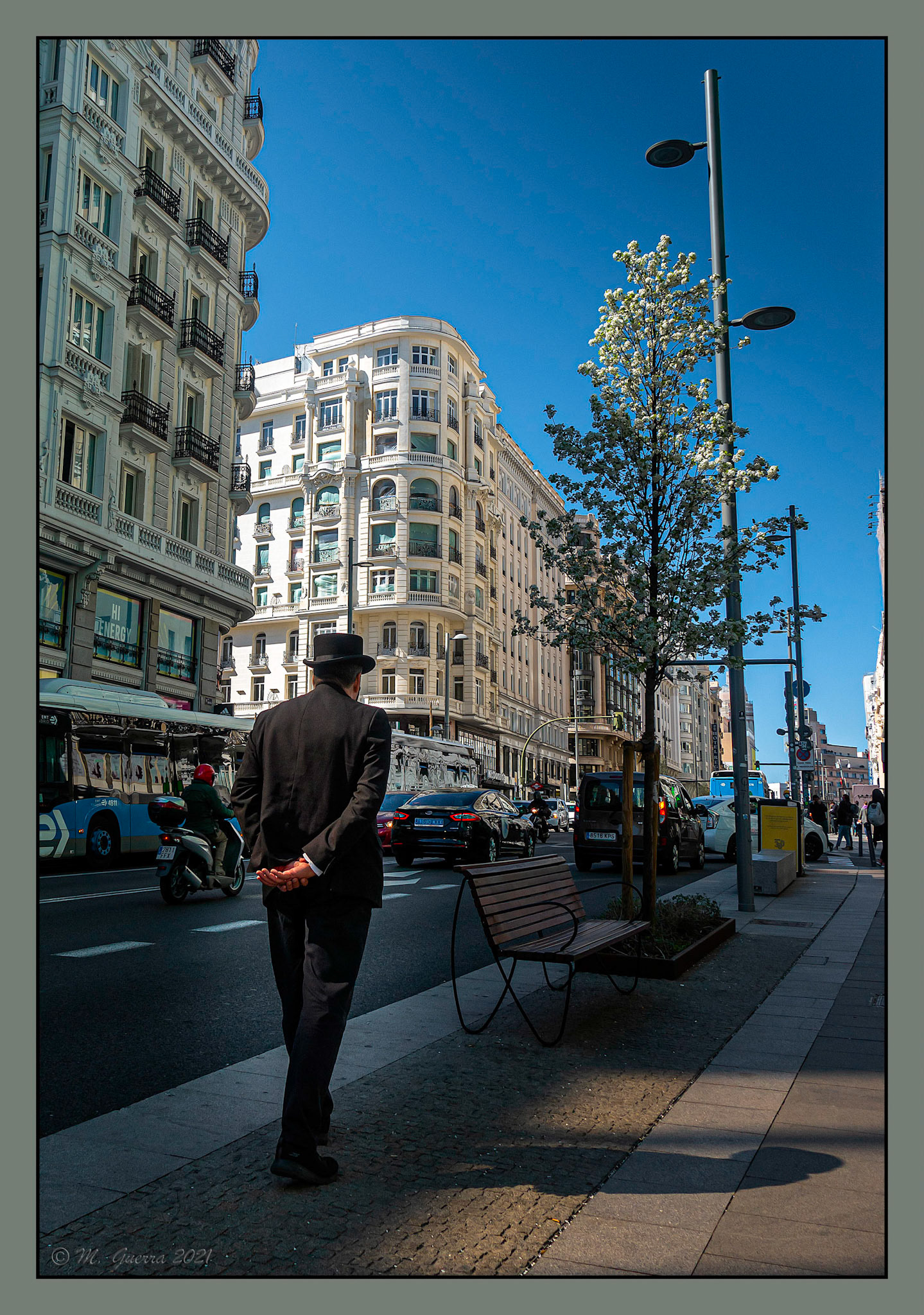 Portero con sombrero de copa en la Gran Vía