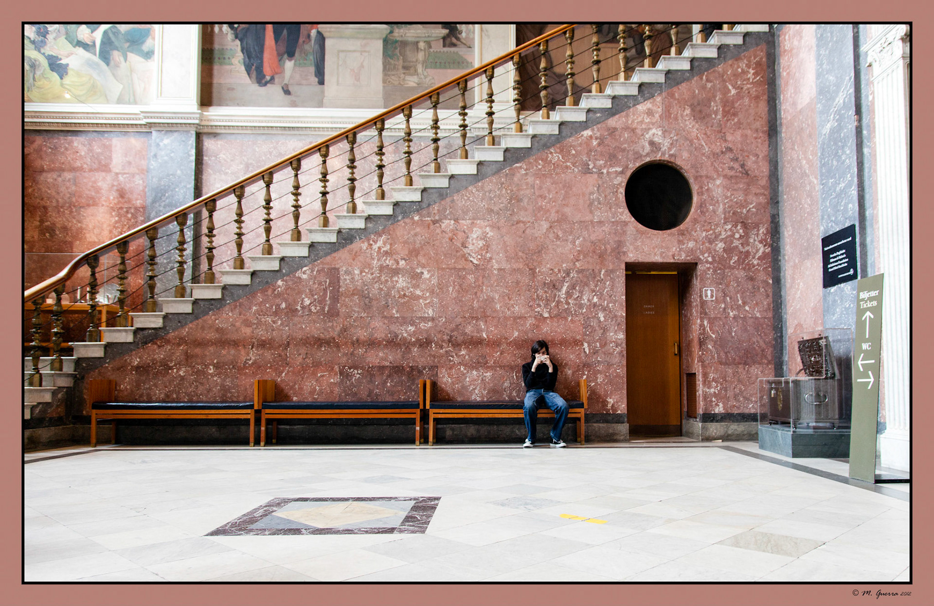 Chica sentada en el Museo Nacional de Estocolmo. Ampliar