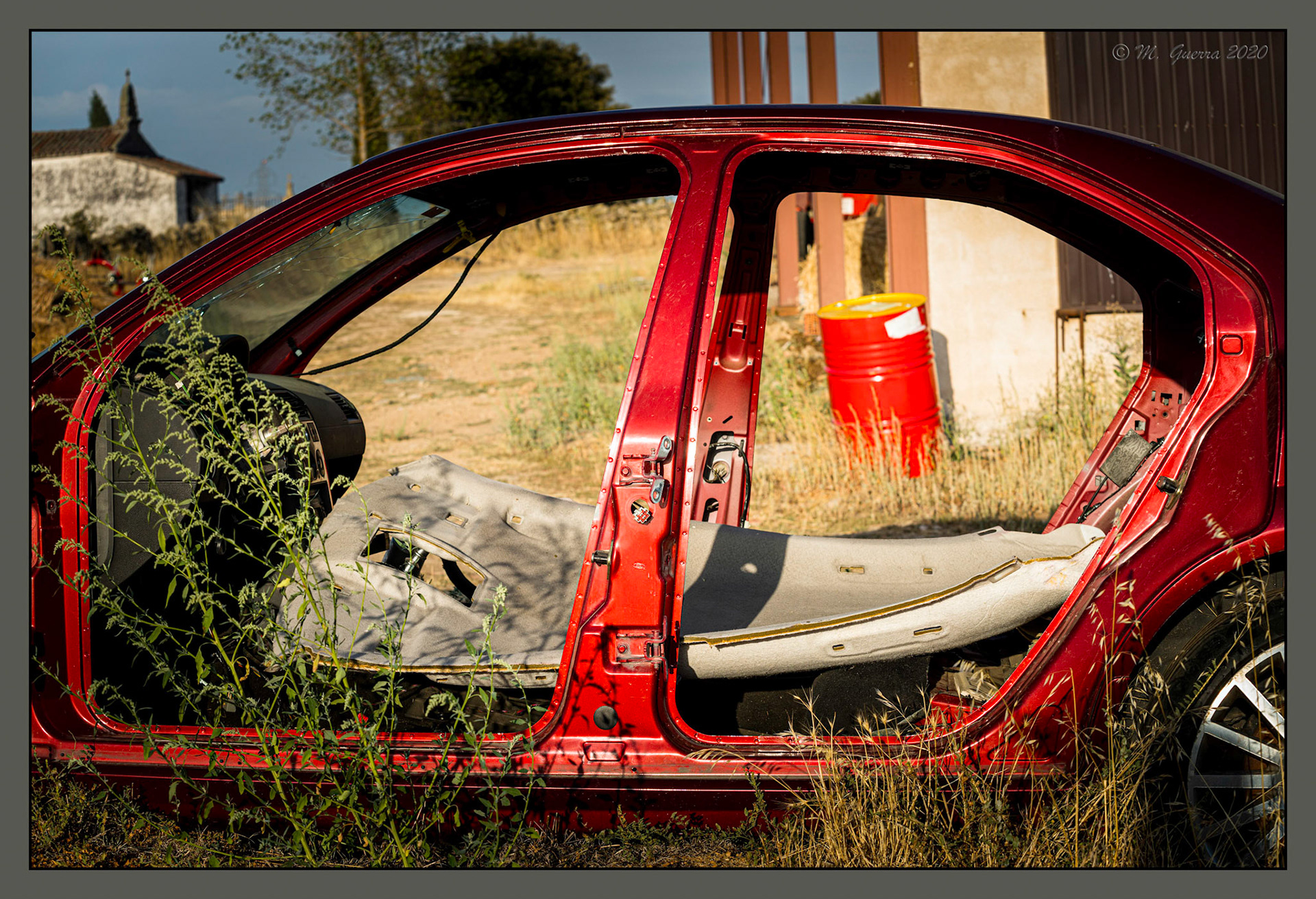 Coche desguazado en Muga