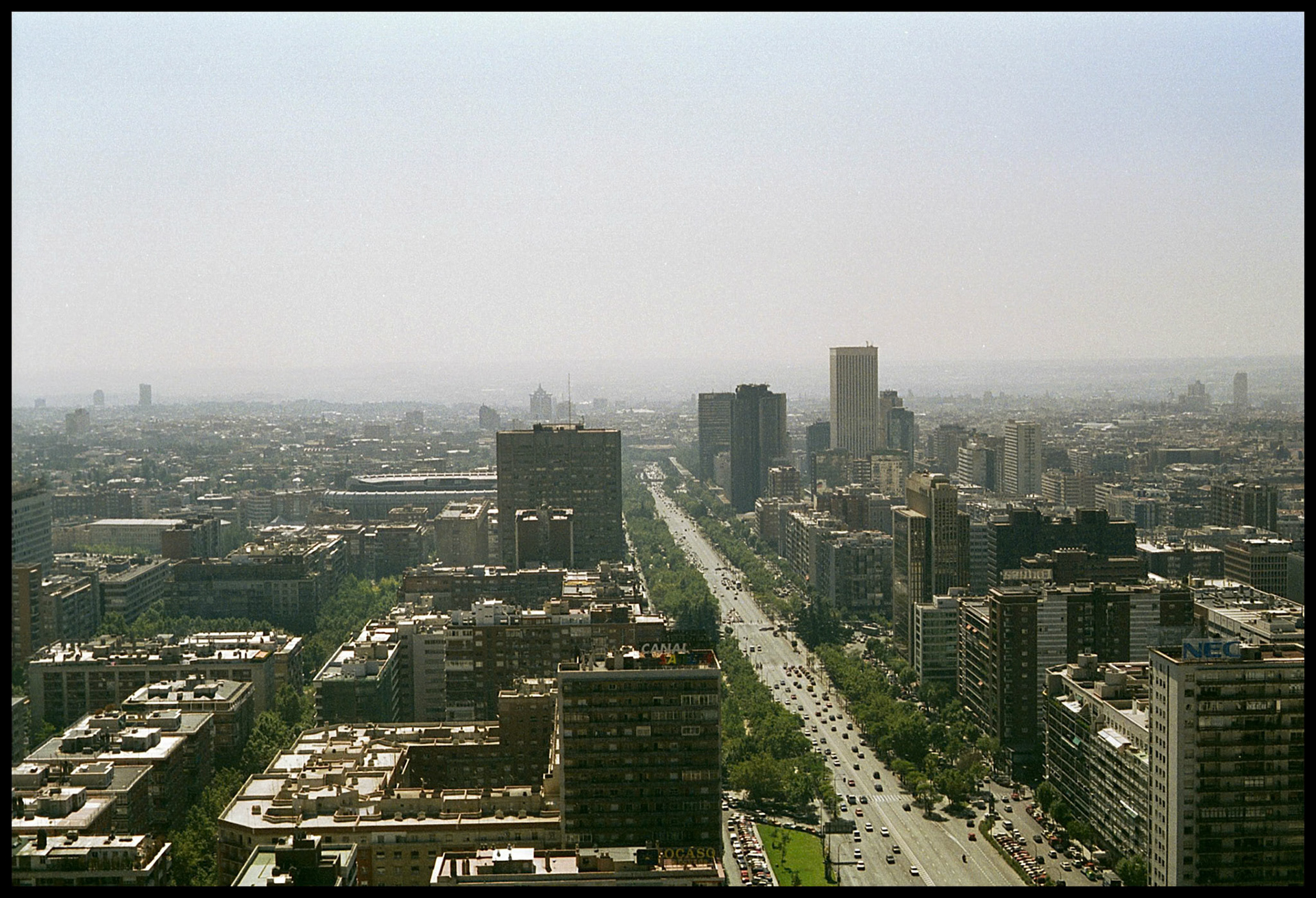 La Castellana de Madrid desde el helipuerto de las torres Kio. Ampliar