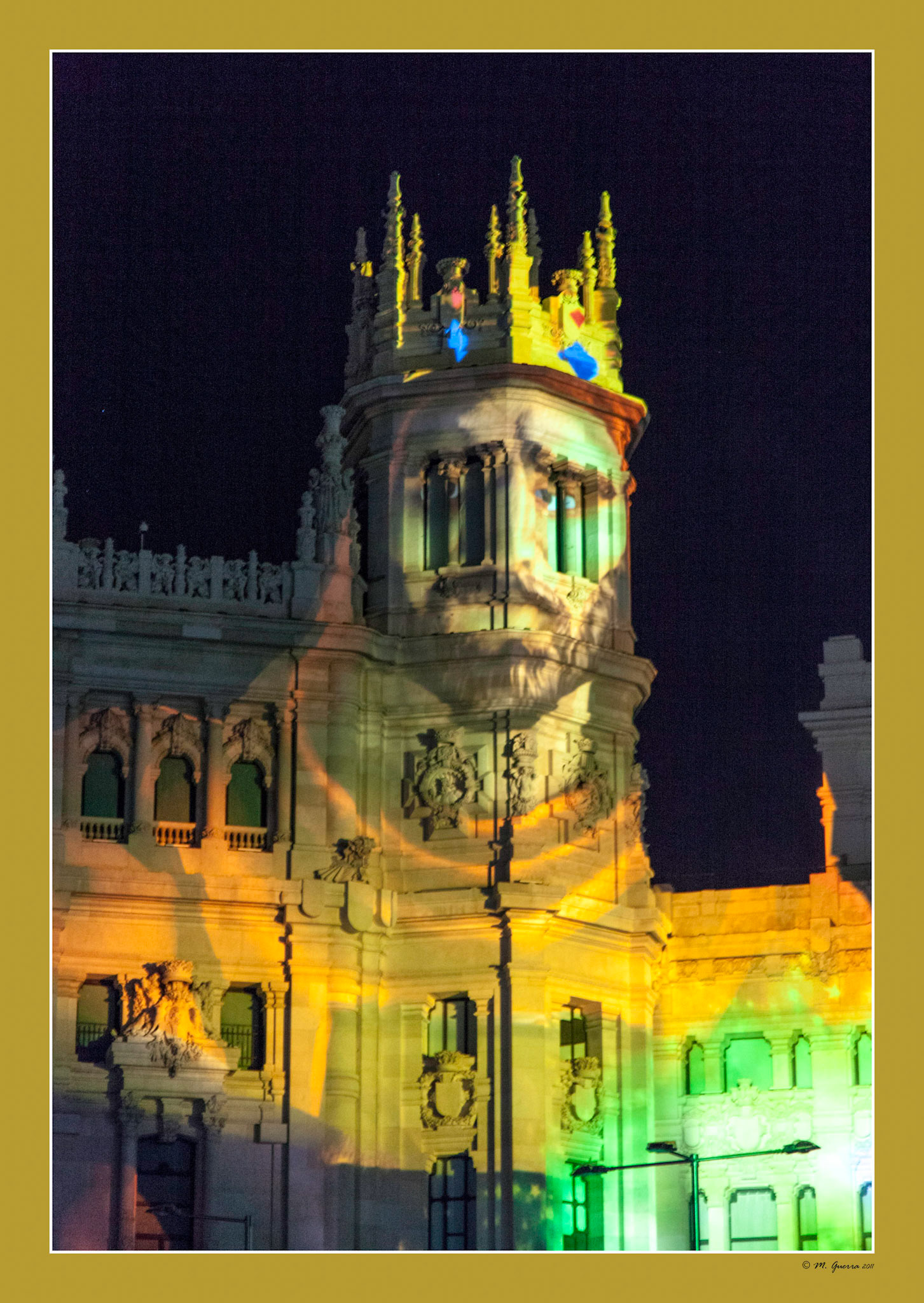 El Palacio de Comunicaciones, sede del Ayuntamiento de Madrid, iluminado con motivo de lsa fiestas de Navidad con un espectáculo de luz y sonido. Ampliar