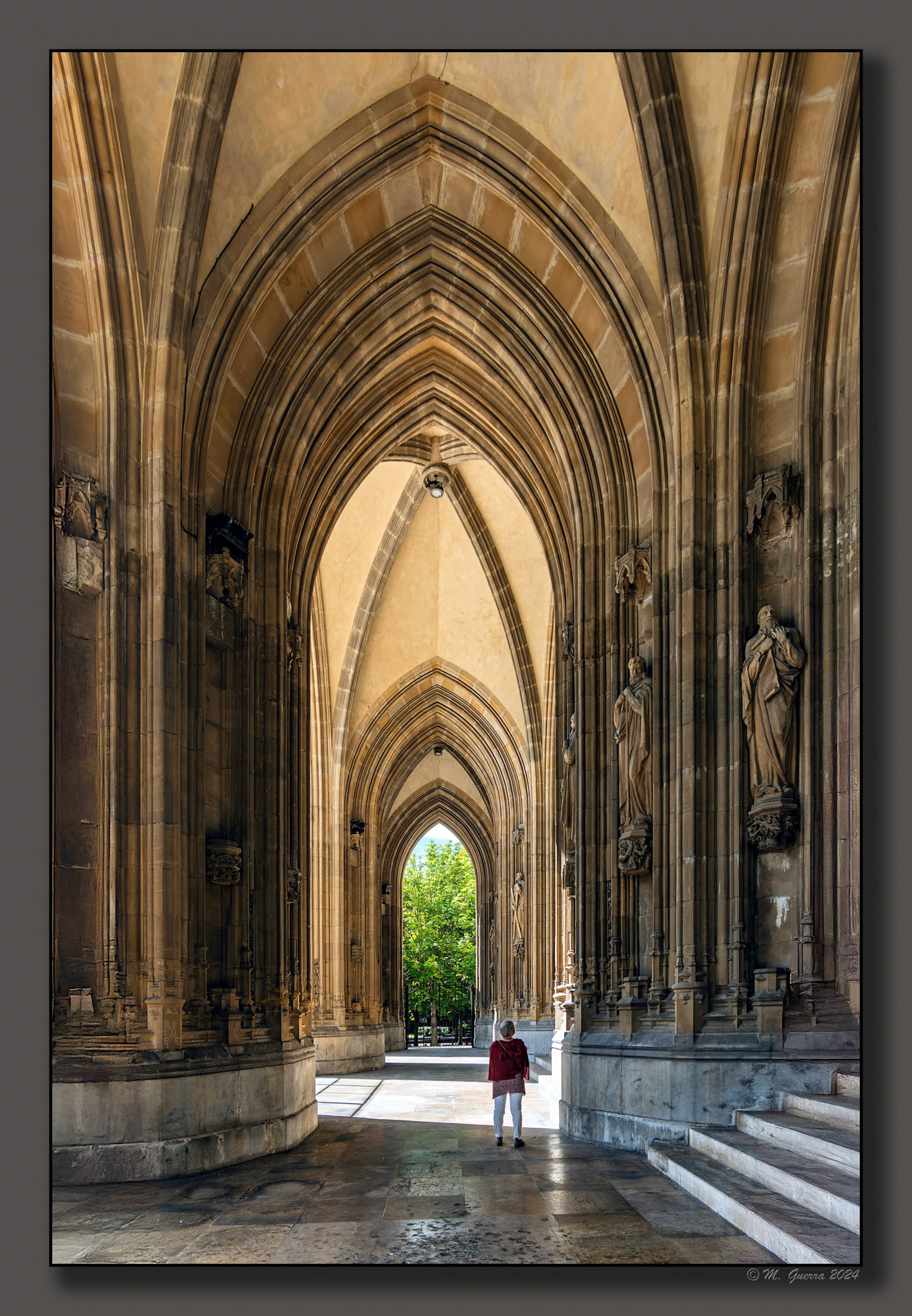 Soportales de entrada de la Catedral nueva de Vitoria