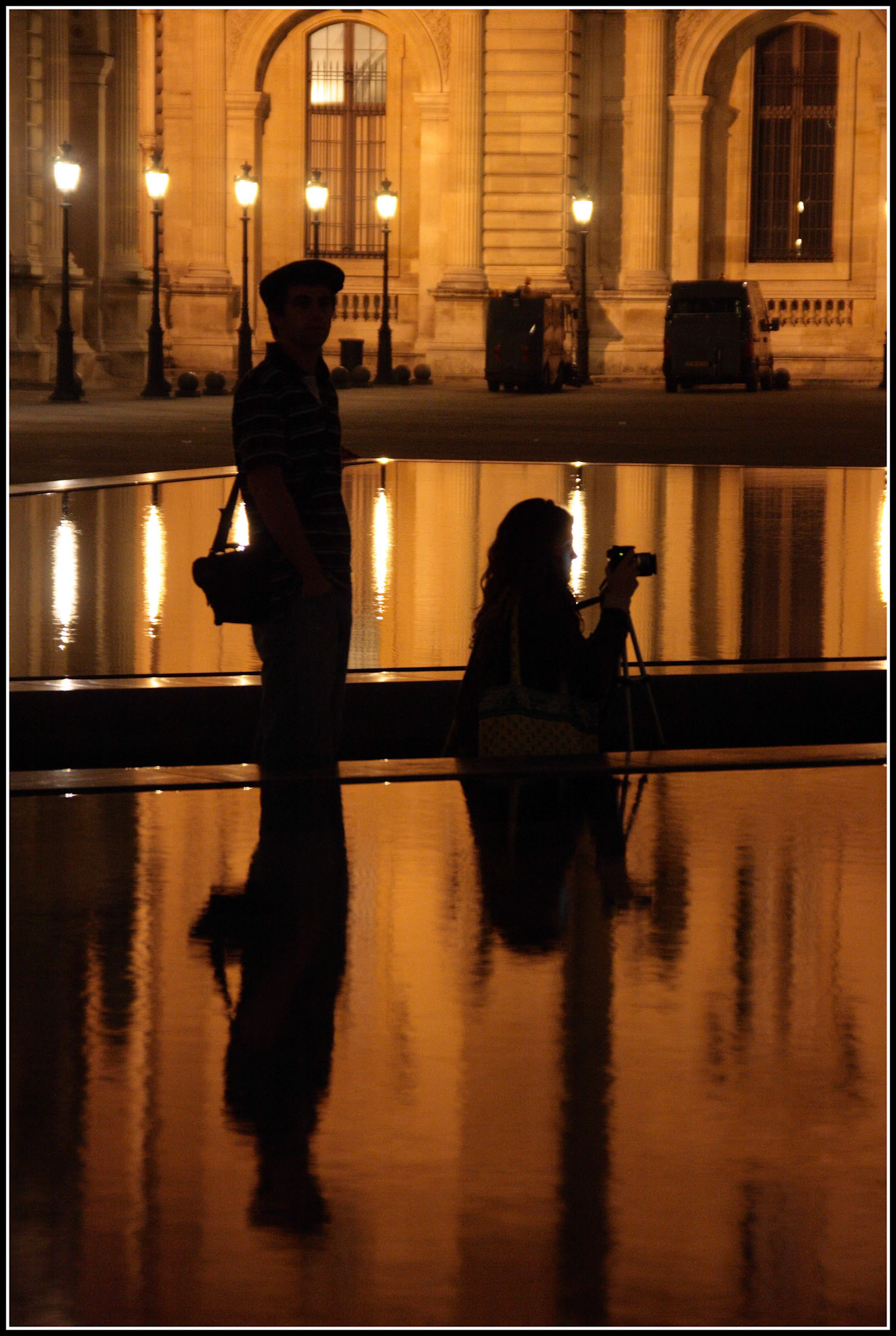 Pareja en el Museo del Louvre en París. Ampliar. 100ASA
