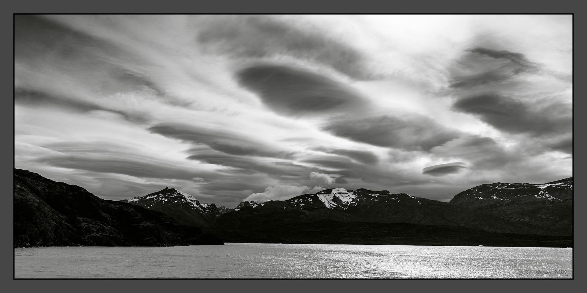 El lago argentino con nubes lenticulares. 100ASA