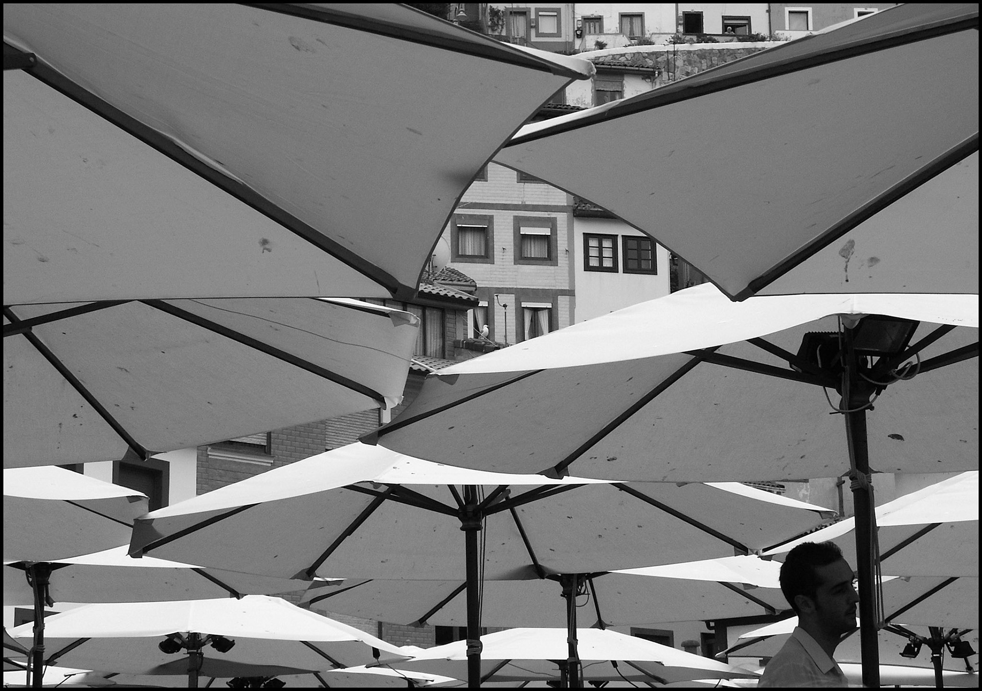 Sombrillas en Cudillero, Asturias. Ampliar. 100ASA