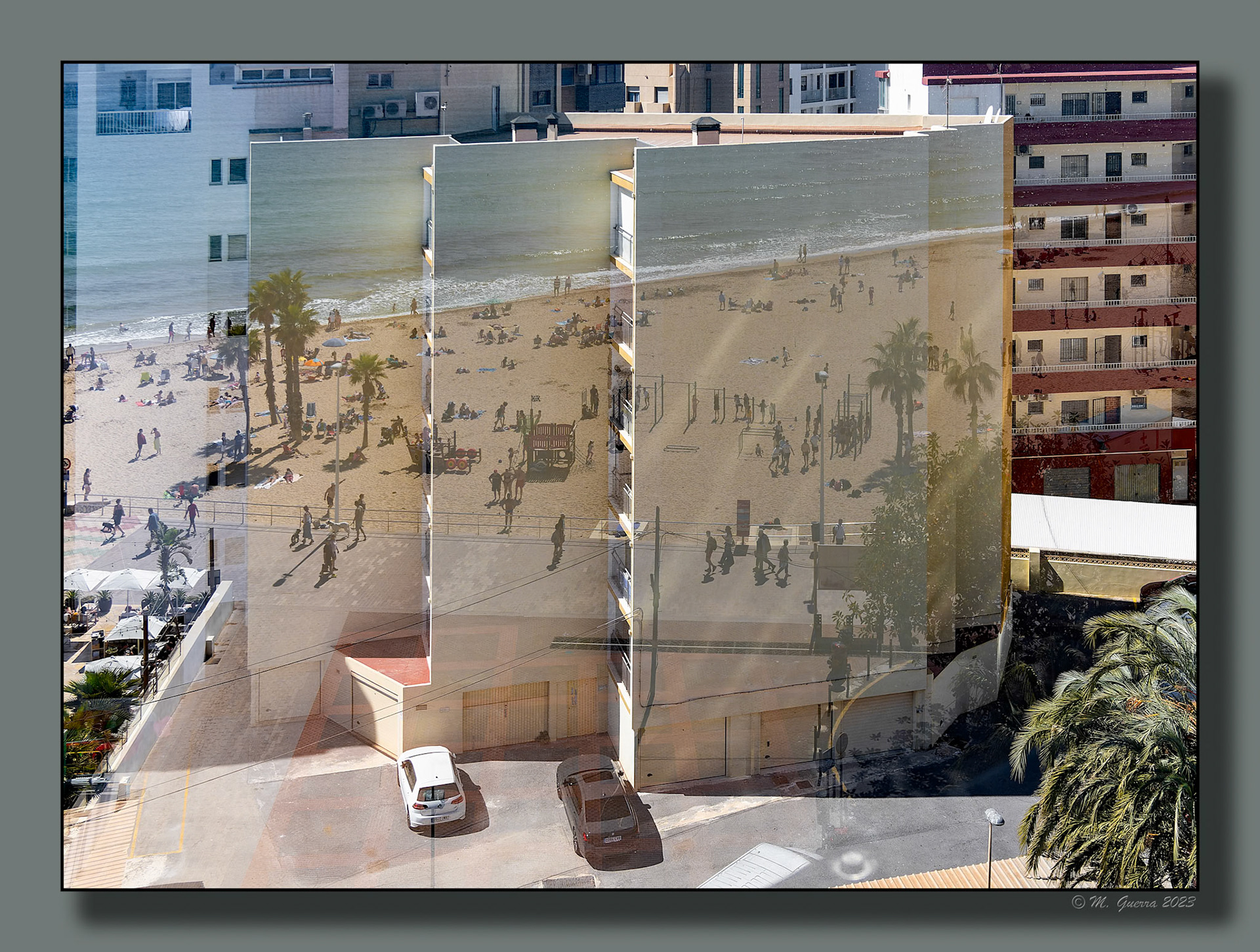 Edificio con una ventana con reflejos interpuestos en Calpe. 100ASA