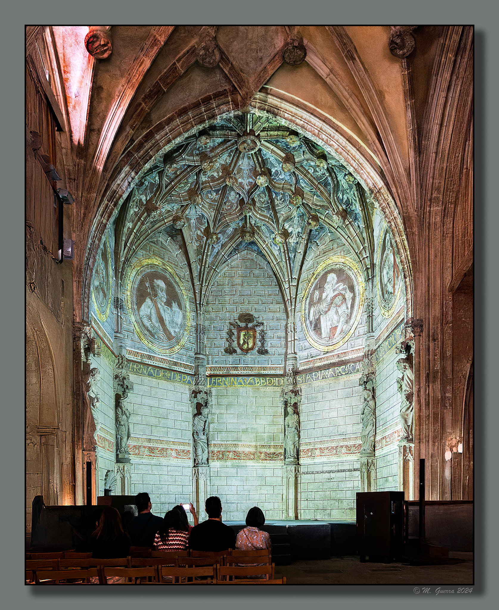 Espectáculo con luces y proyecciones en un ábside de la Catedral vieja de Vitoria mostrando las distintas épocas históricas de la construcción y los personajes