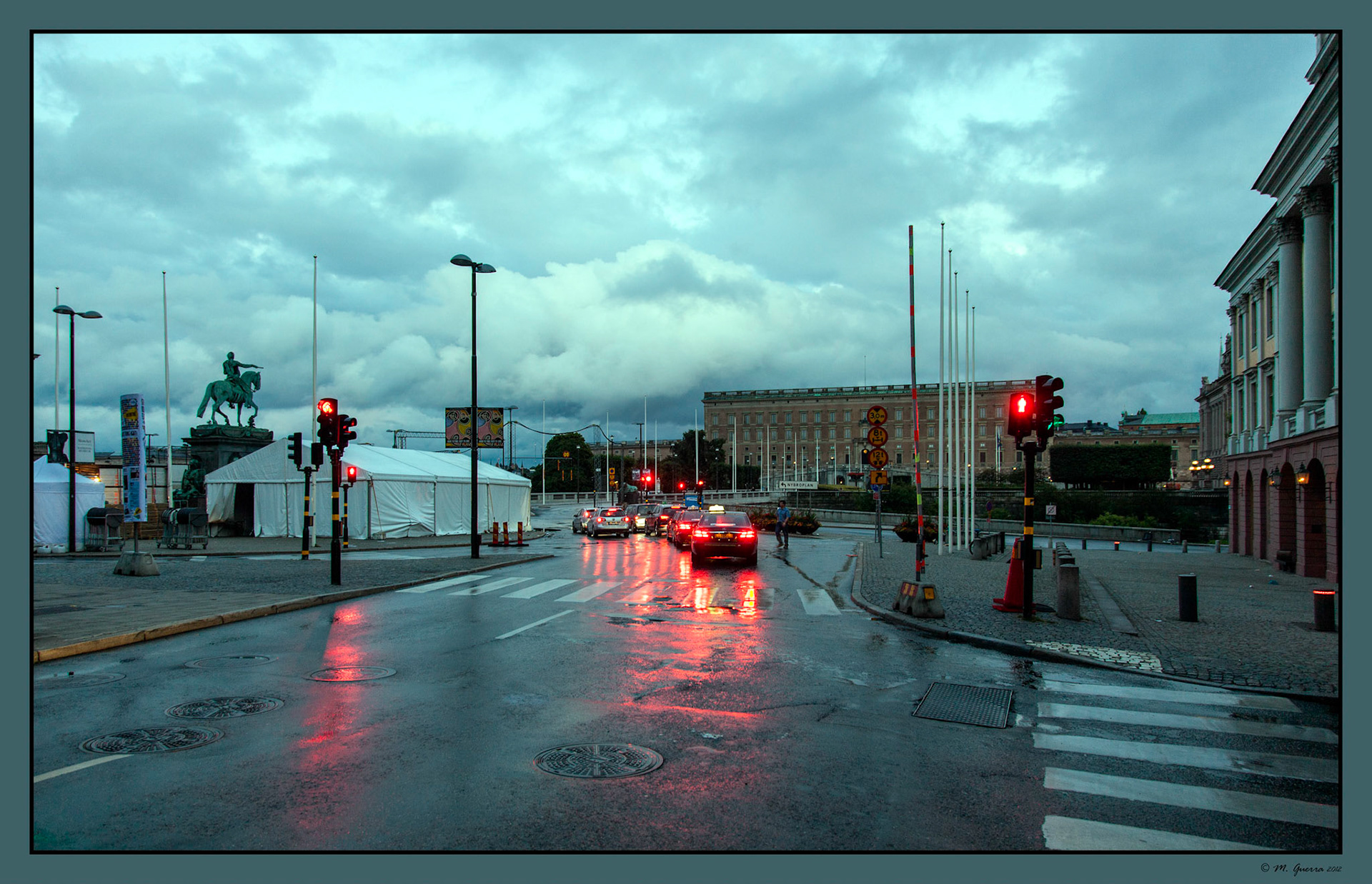 Coches en Malmtorsgatan. Ampliar