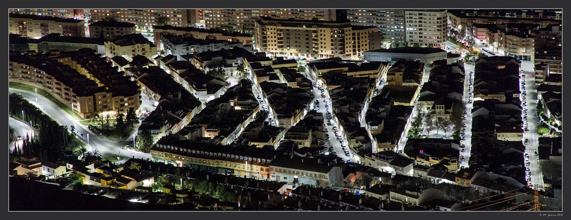 La ciudad de Jaén iluminada de noche. Ampliar. 100ASA