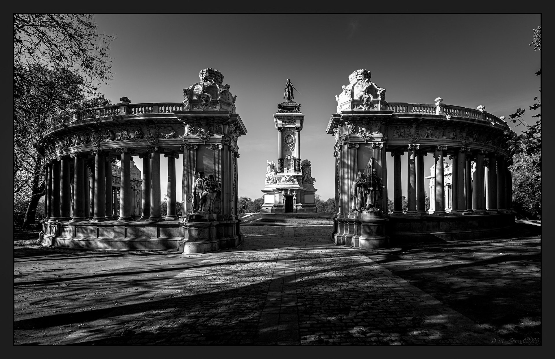 Monumento y estatua ecuestre de Carlos III en el Retiro. 100ASA