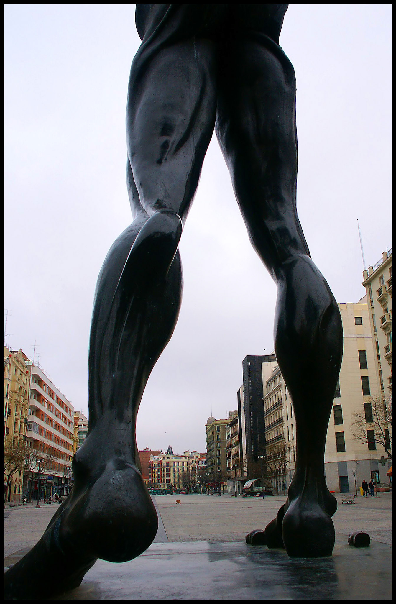 Estatua de Dalí en la plaza de Felipe II en Madrid. Ampliar