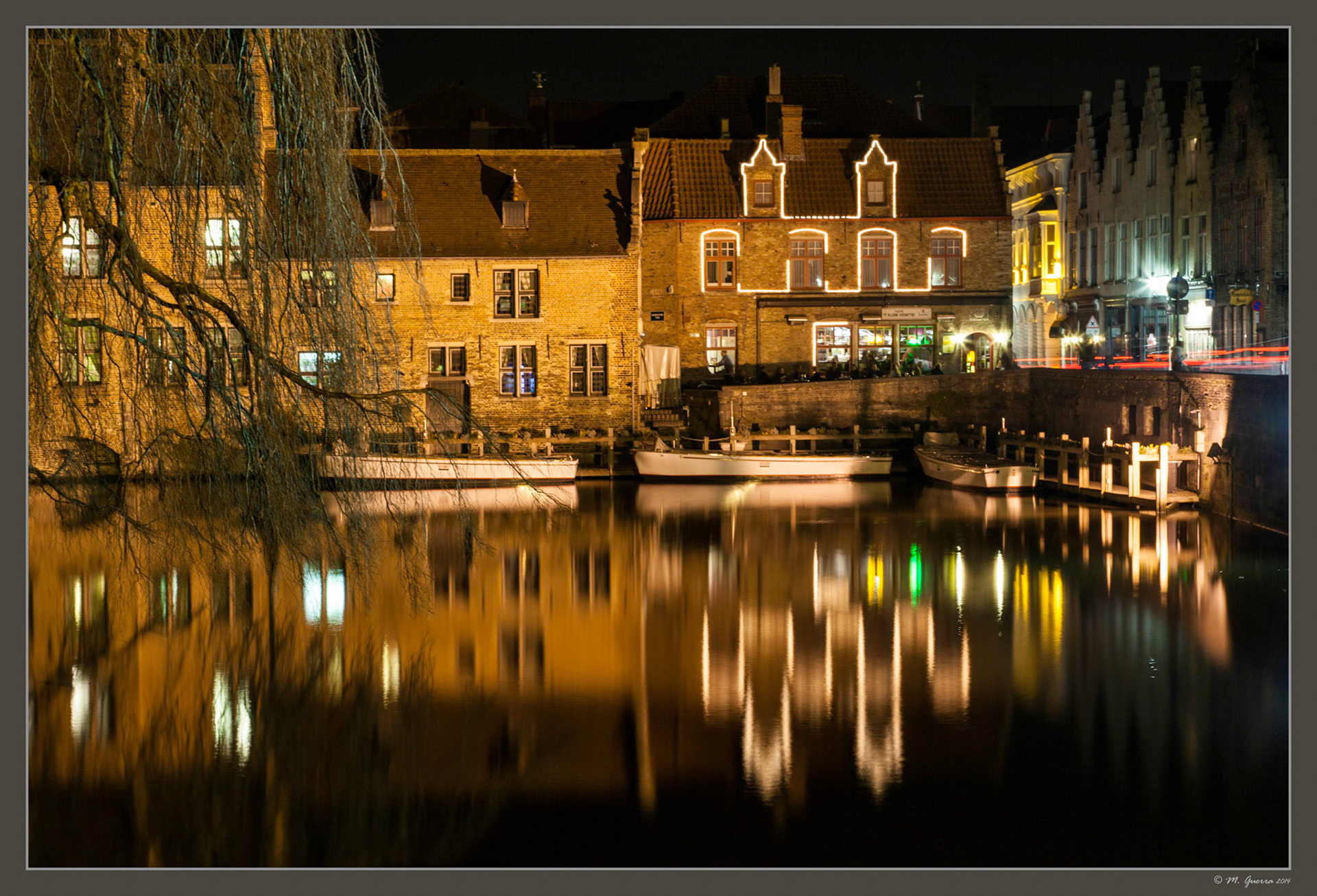 Canal en Brujas con casas silueteadas. Ampliar