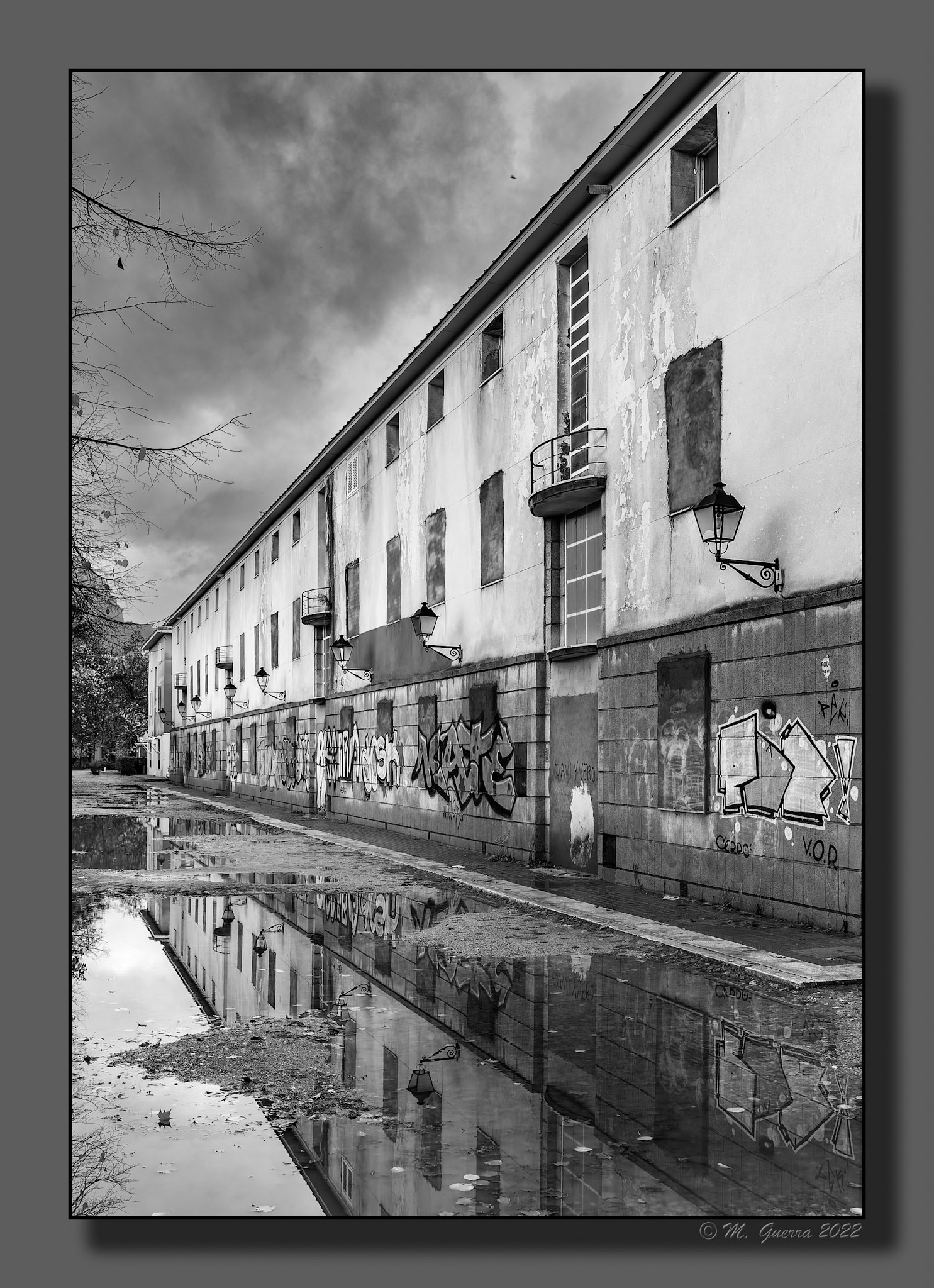 Casa reflejada en un charco en Aranjuez. 100ASA