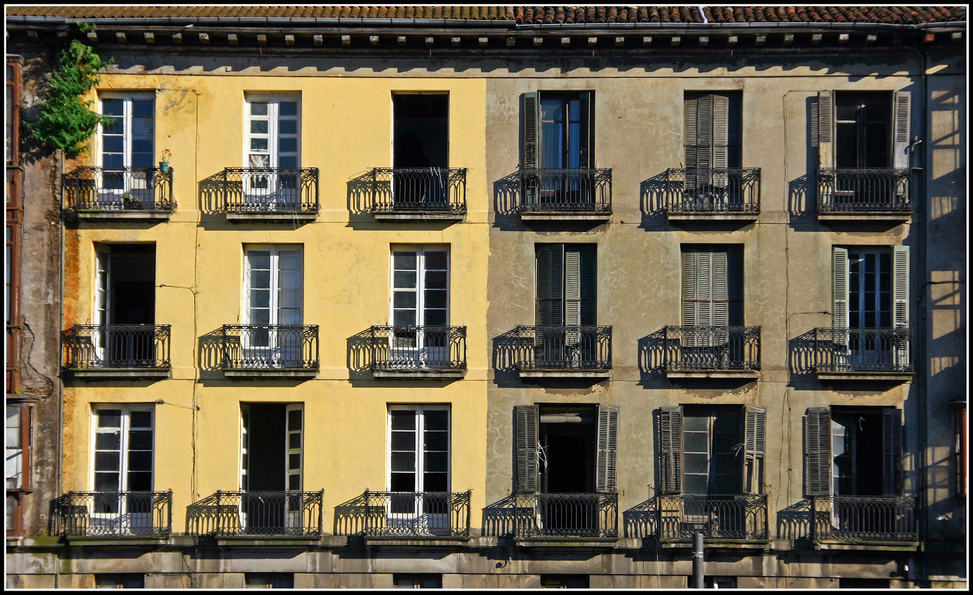 Balcones de una casa en Bilbao. Ampliar. 100ASA