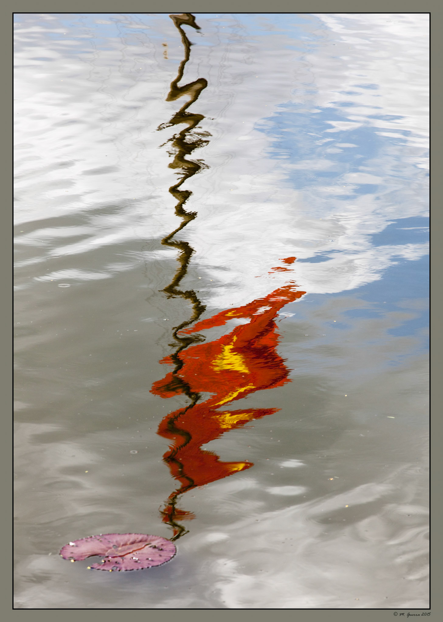 La bandera de Vietnam de la ciudad imperial de Hue reflejada en el agua. Ampliar