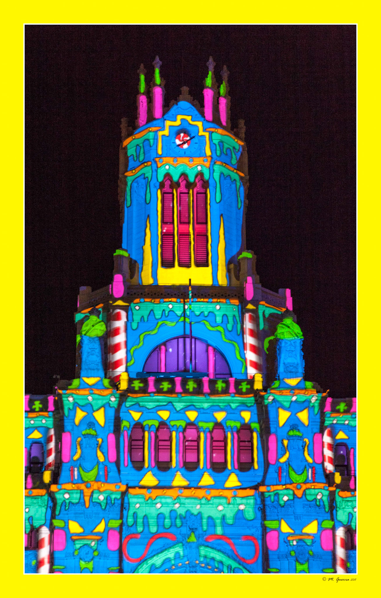 El Palacio de Comunicaciones, sede del Ayuntamiento de Madrid, iluminado con motivo de lsa fiestas de Navidad con un espectáculo de luz y sonido. Ampliar
