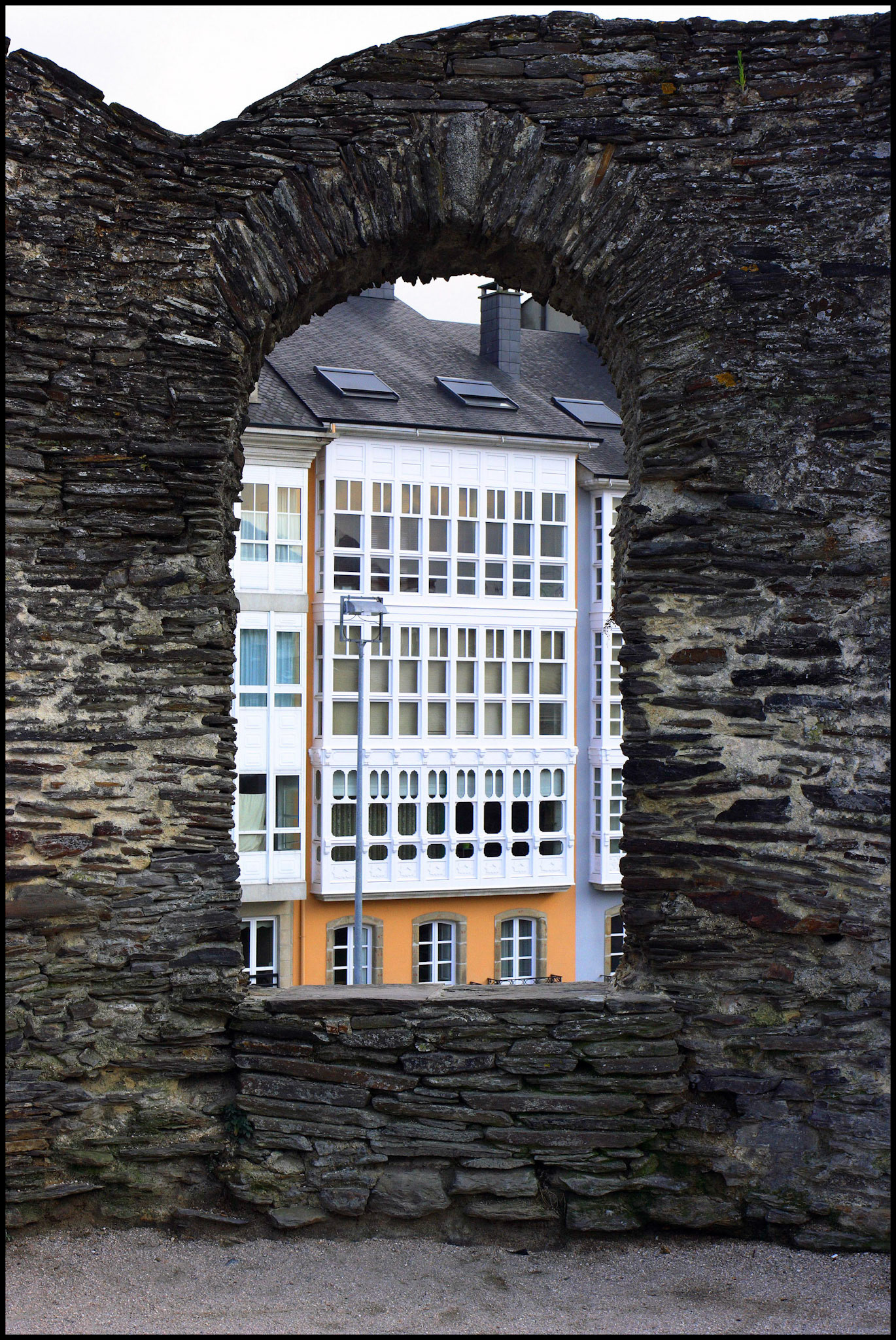 La muralla de Lugo y una casa. Ampliar