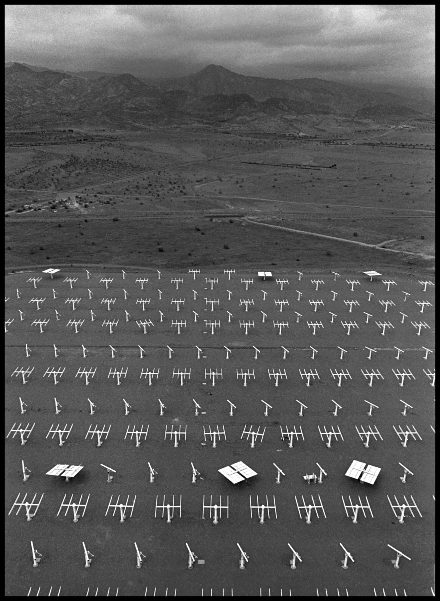 El campo de heliostatos de la central solar de Almería antes de colocar los espejos. Ampliar