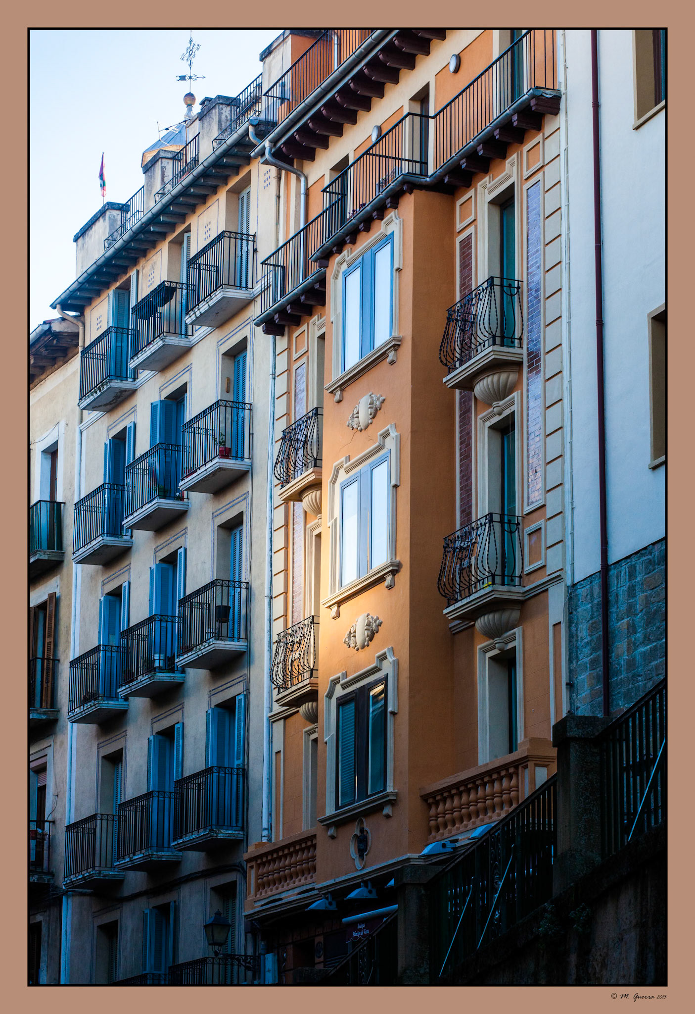 Casa con reflejo de sol en Pamplona. Ampliar