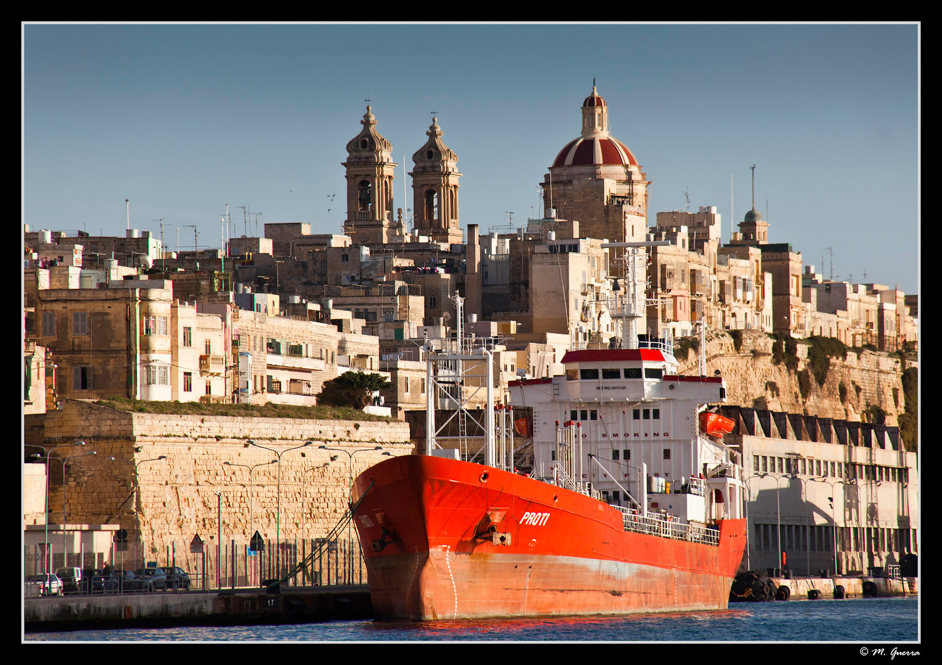 Un carguero se recorta sobre las Tres Ciudades de la Valeta en Malta. Ampliar. 100ASA