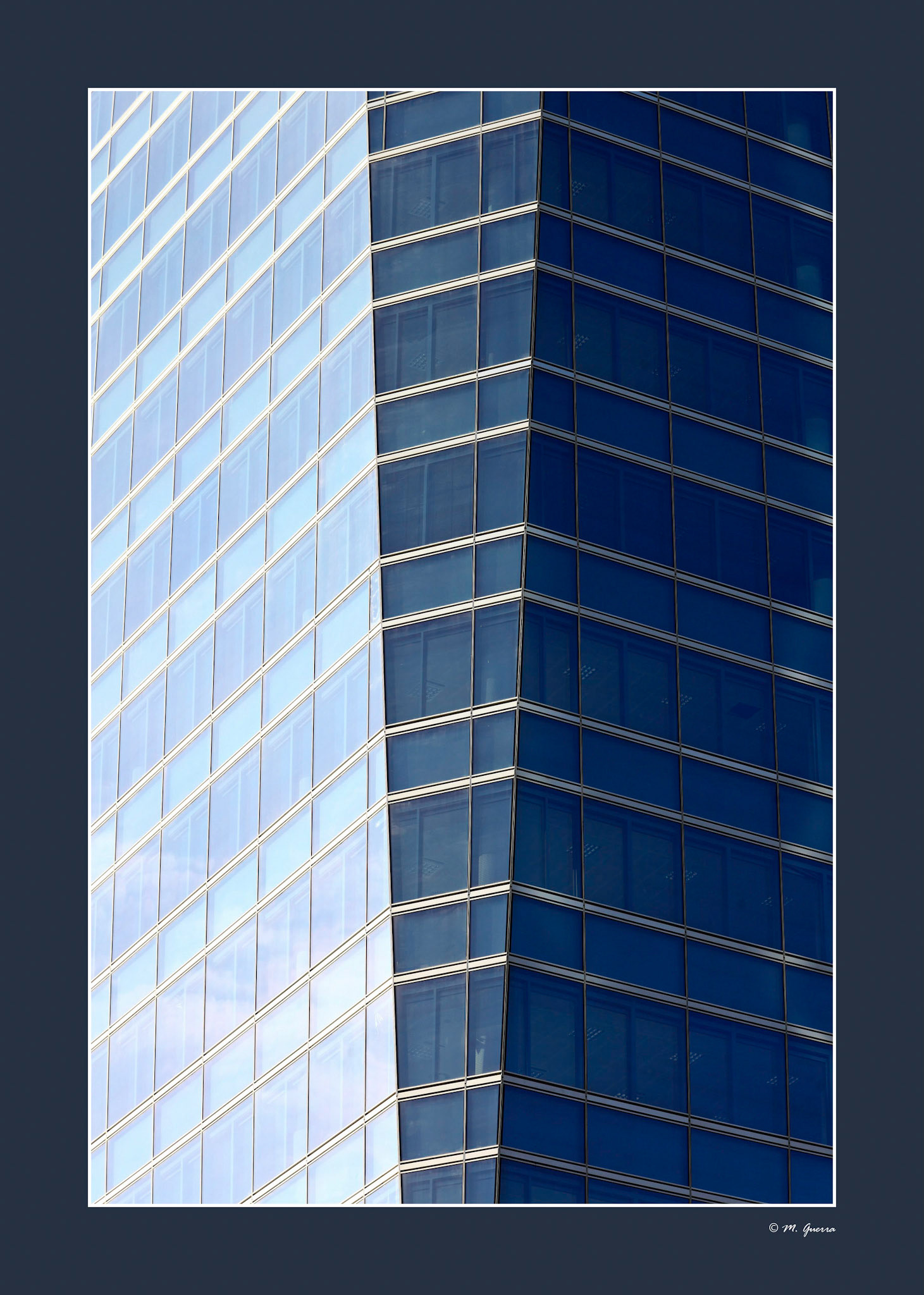 Una de las esquinas de una de las torres de la Castellana en Madrid. Ampliar
