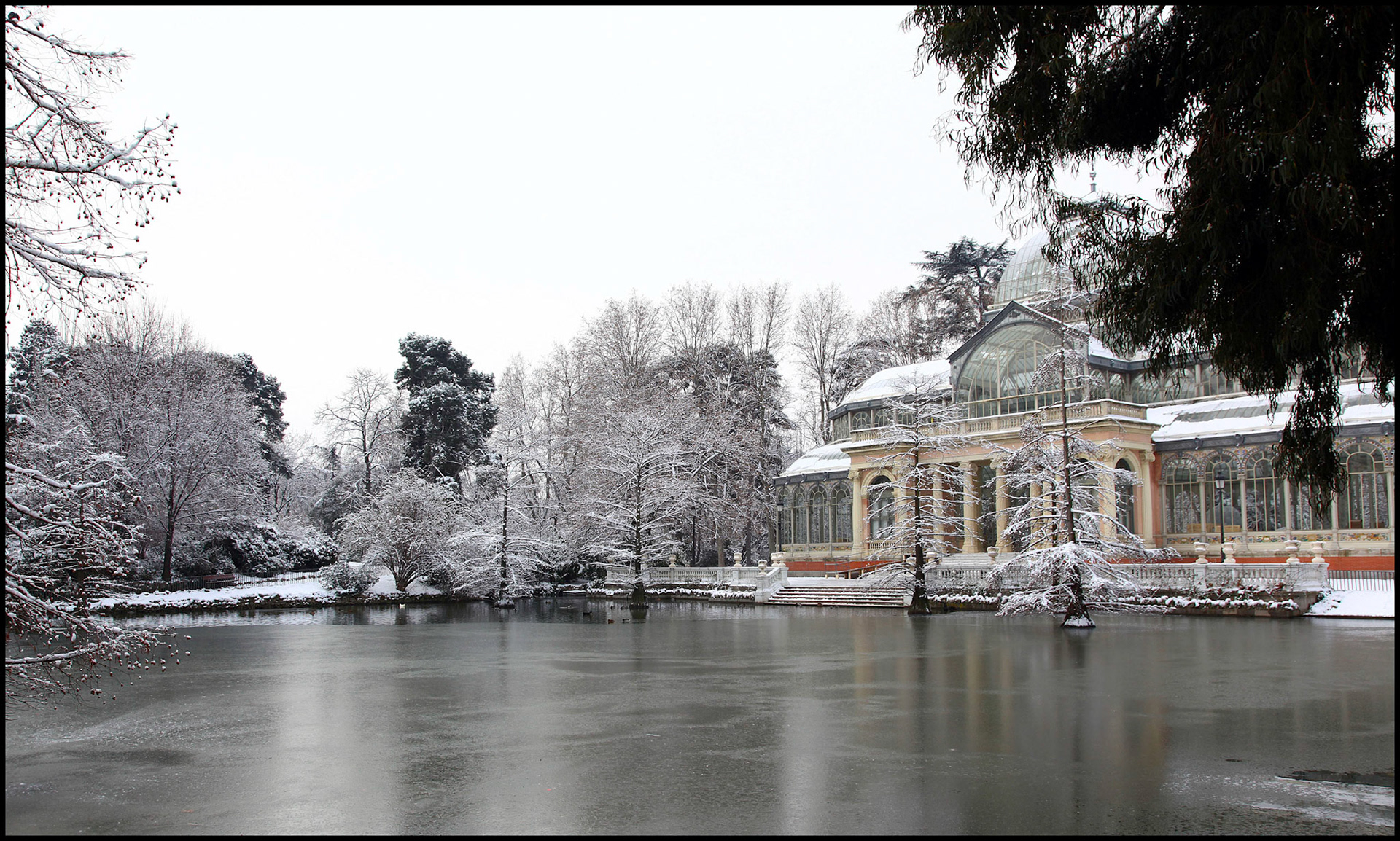 El Palacio de Cristal en El parque del Retiro de Madrid con nieve. Ampliar