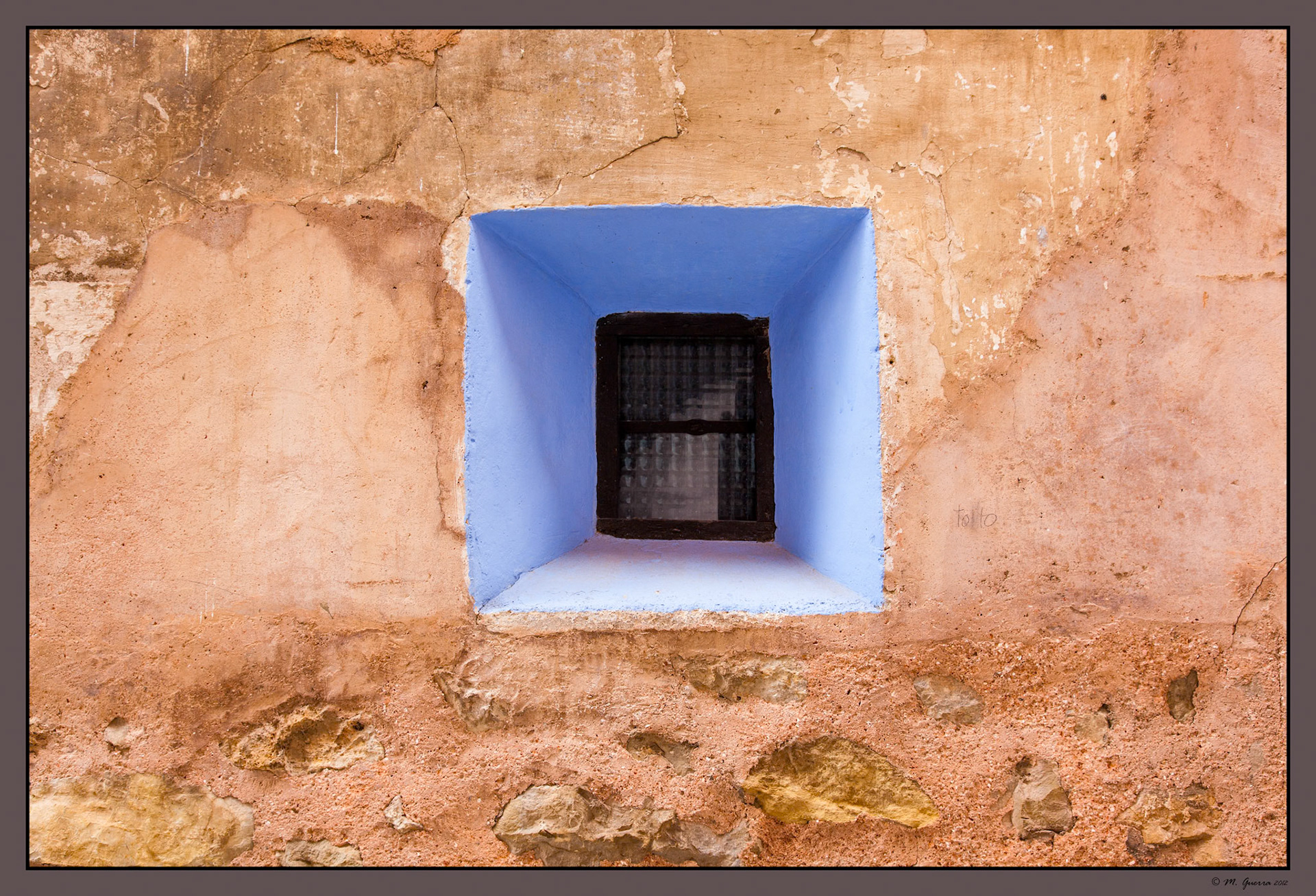 Ventana pintada de azul en Albarracín. Ampliar. 100ASA