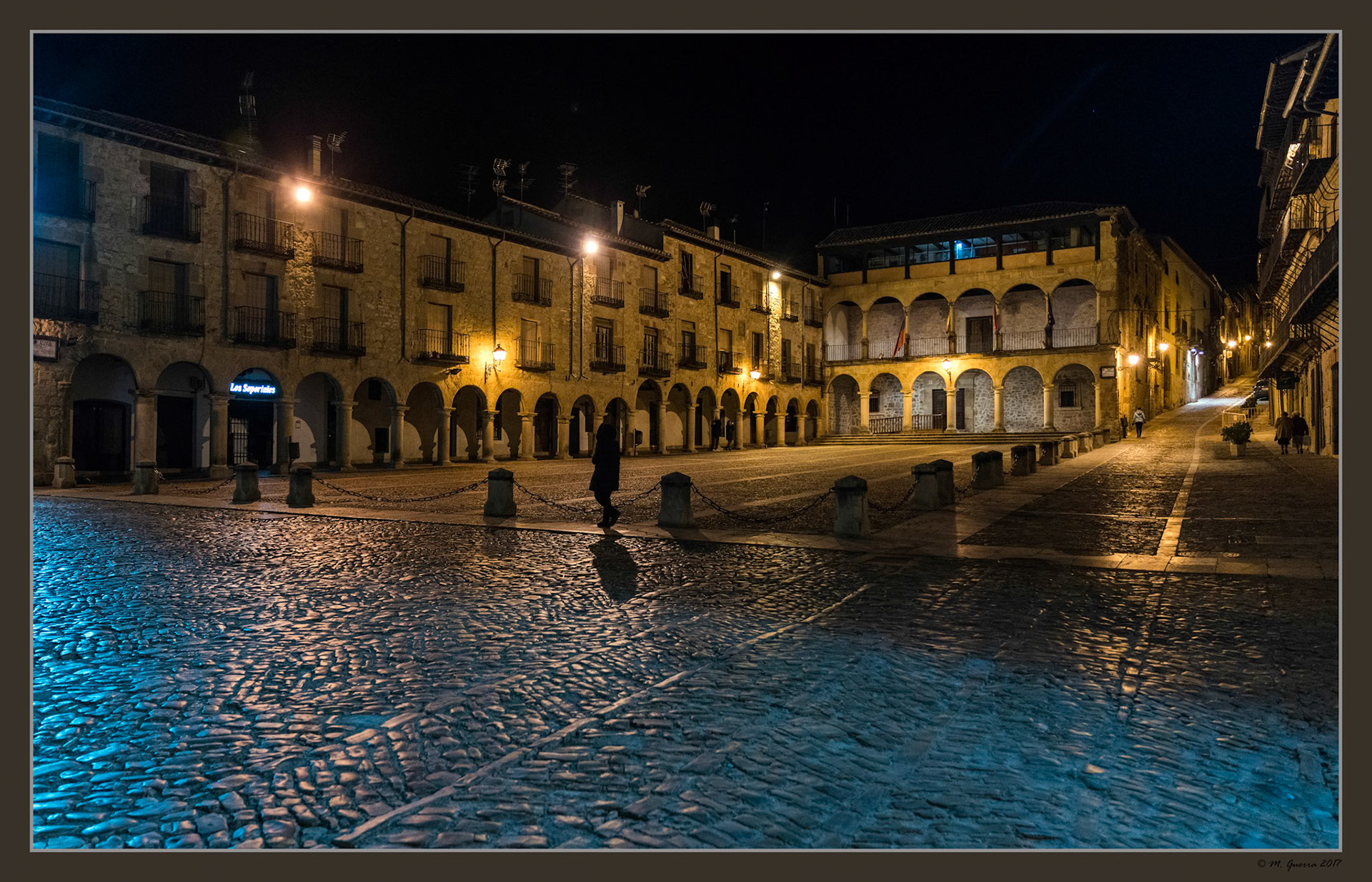 La Plaza Mayor de Sigüenza de noche. Ampliar. 100ASA
